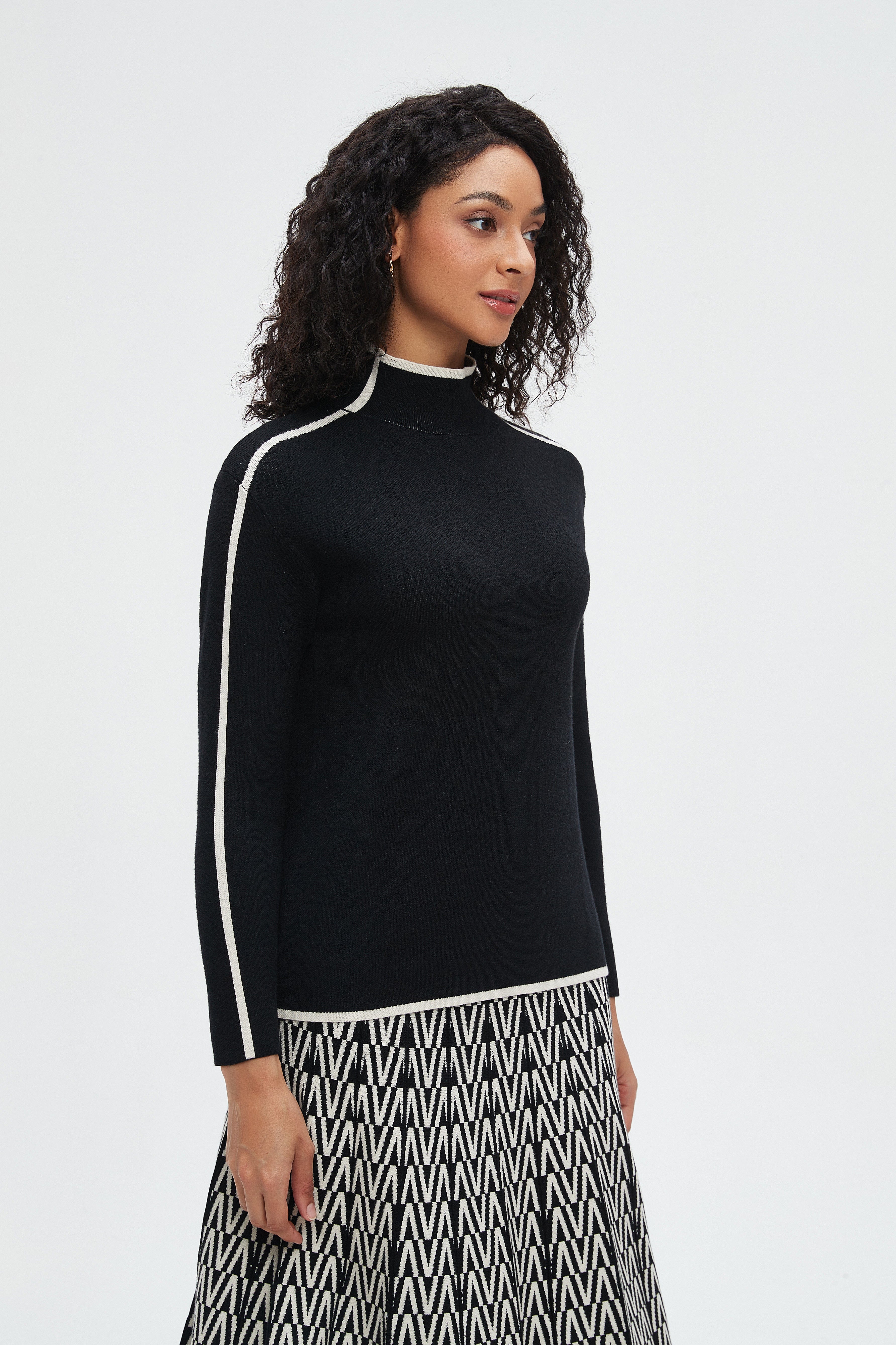 نتشي بلوزة نسائية كم طويل ورقبه عاليه بخط عالكم