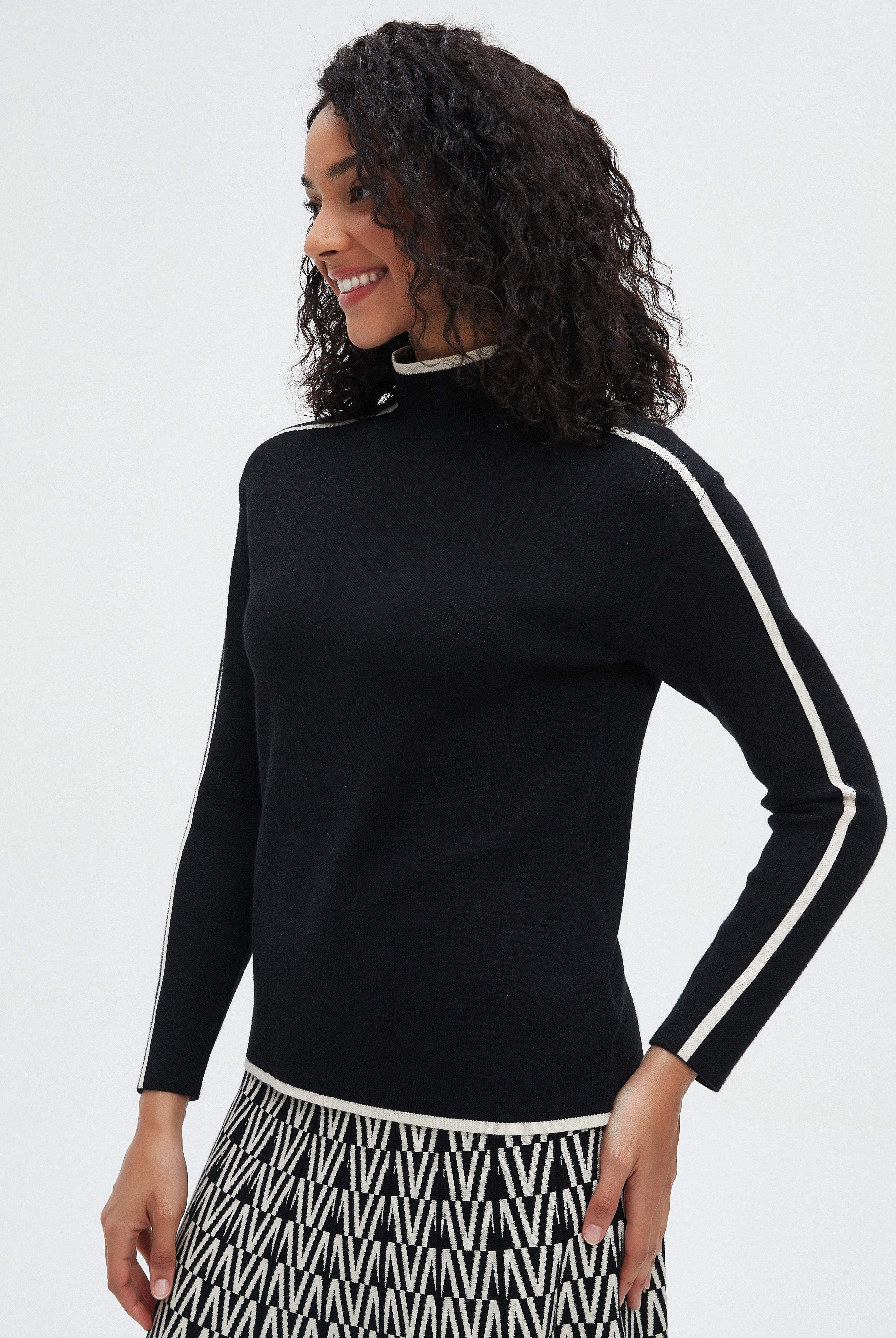 نتشي بلوزة نسائية كم طويل ورقبه عاليه بخط عالكم