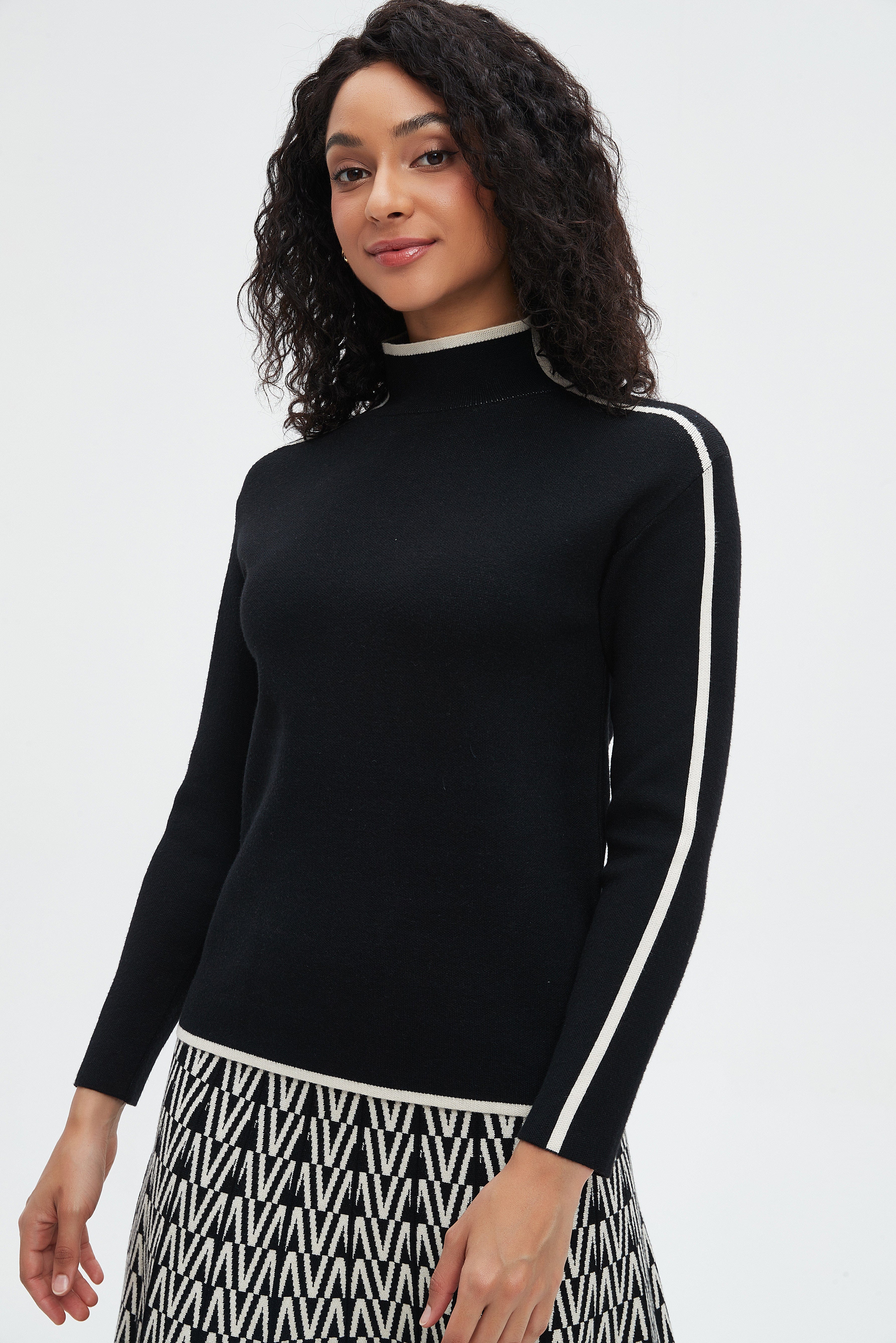 نتشي بلوزة نسائية كم طويل ورقبه عاليه بخط عالكم