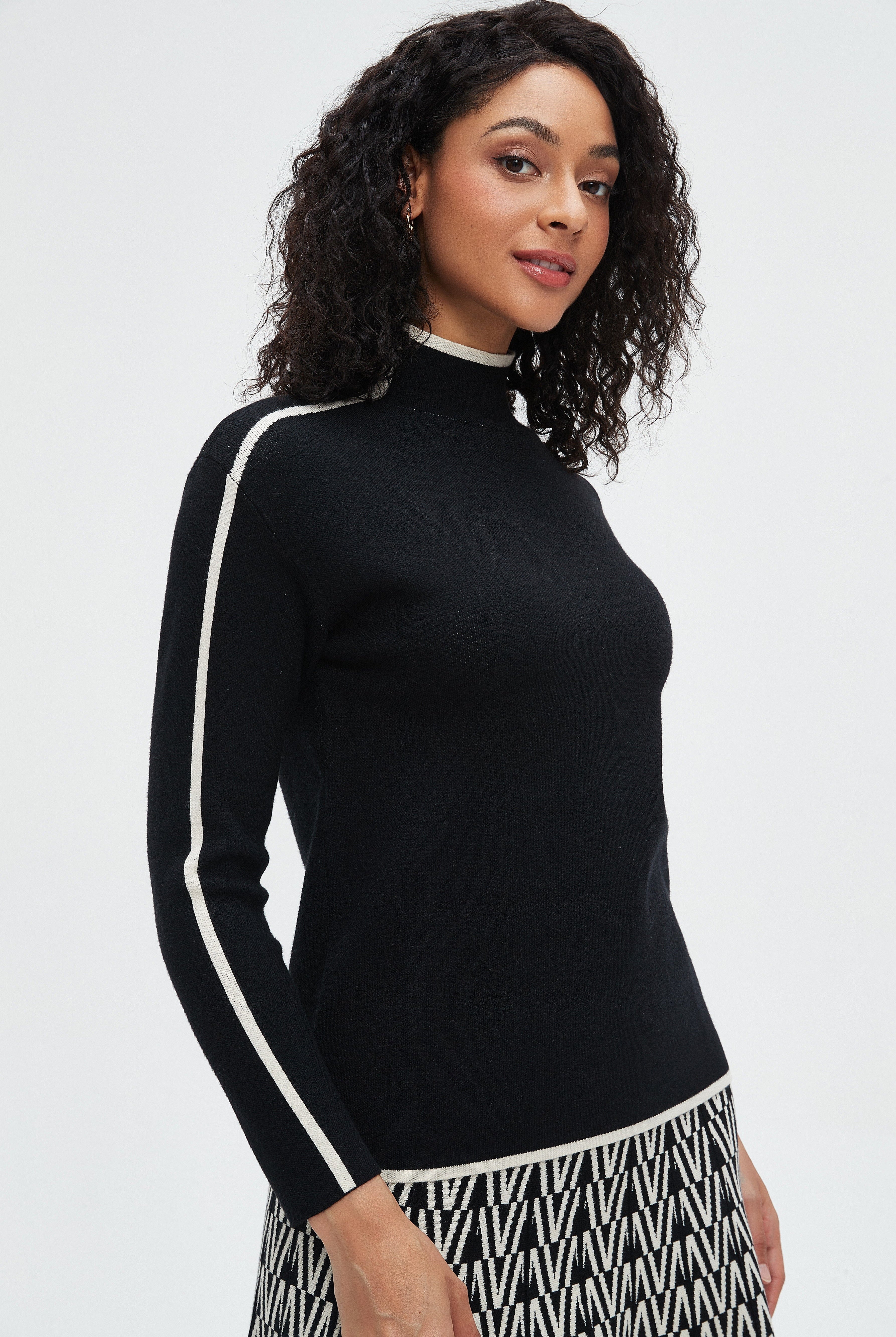 نتشي بلوزة نسائية كم طويل ورقبه عاليه بخط عالكم