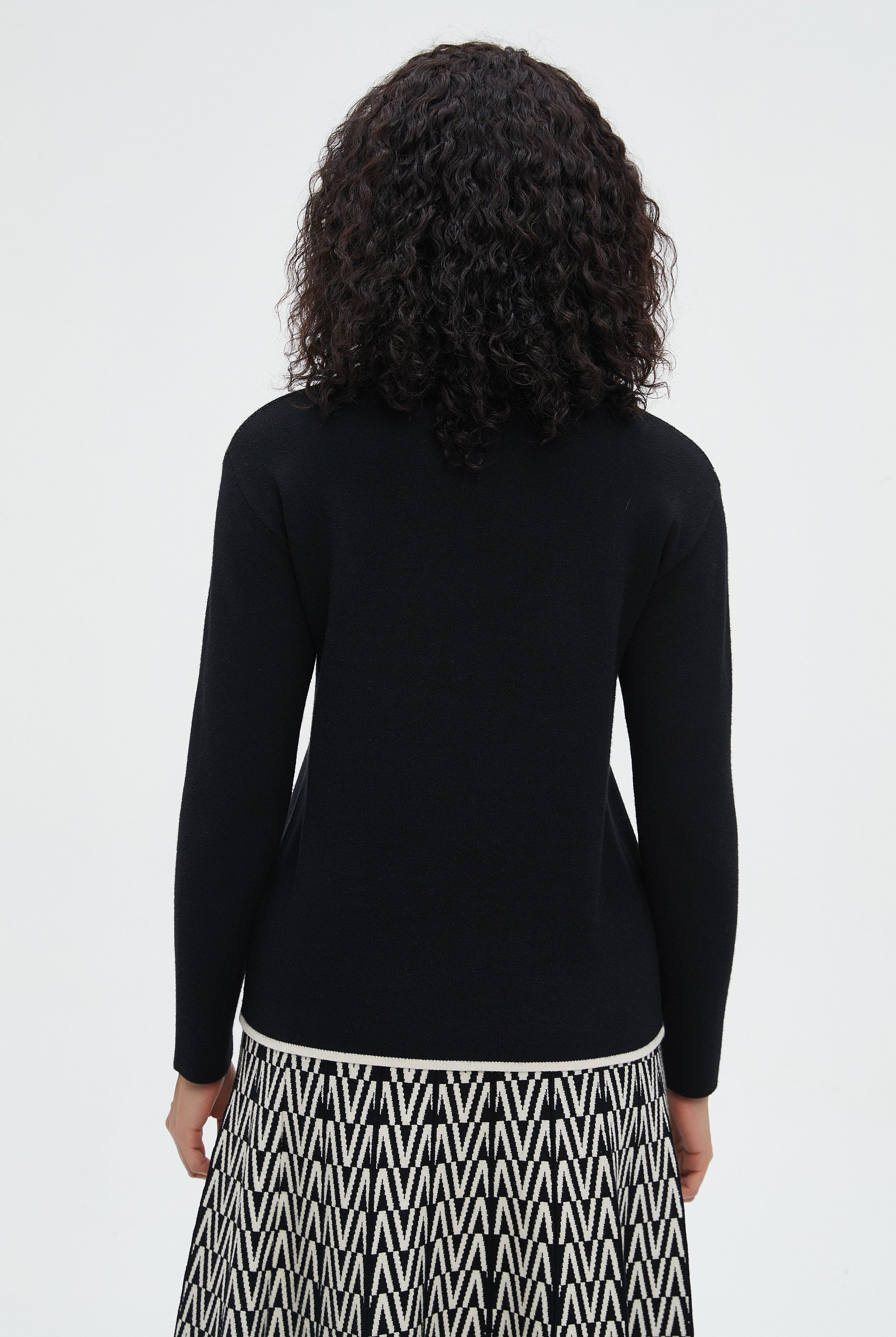 نتشي بلوزة نسائية كم طويل ورقبه عاليه بخط عالكم