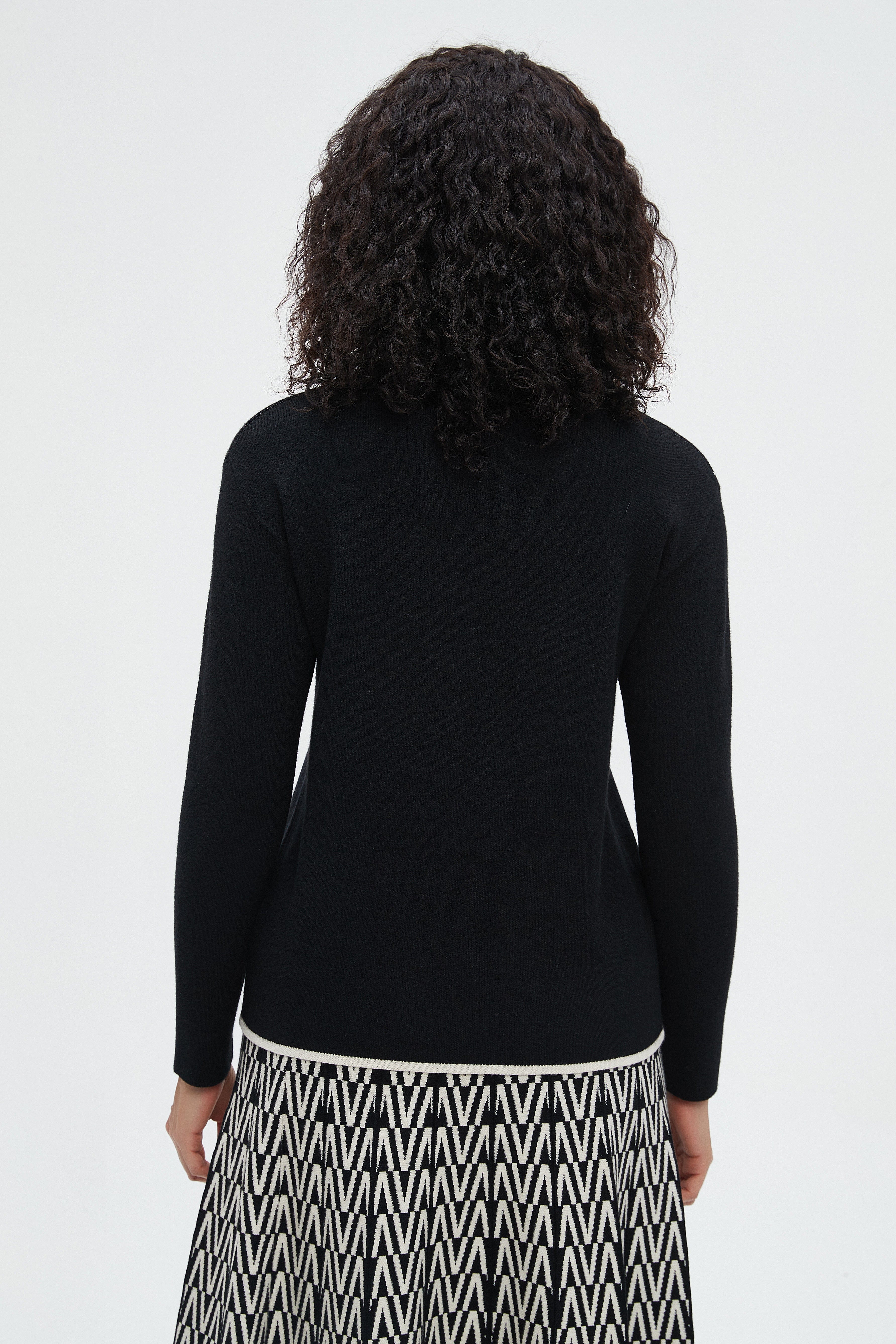 نتشي بلوزة نسائية كم طويل ورقبه عاليه بخط عالكم