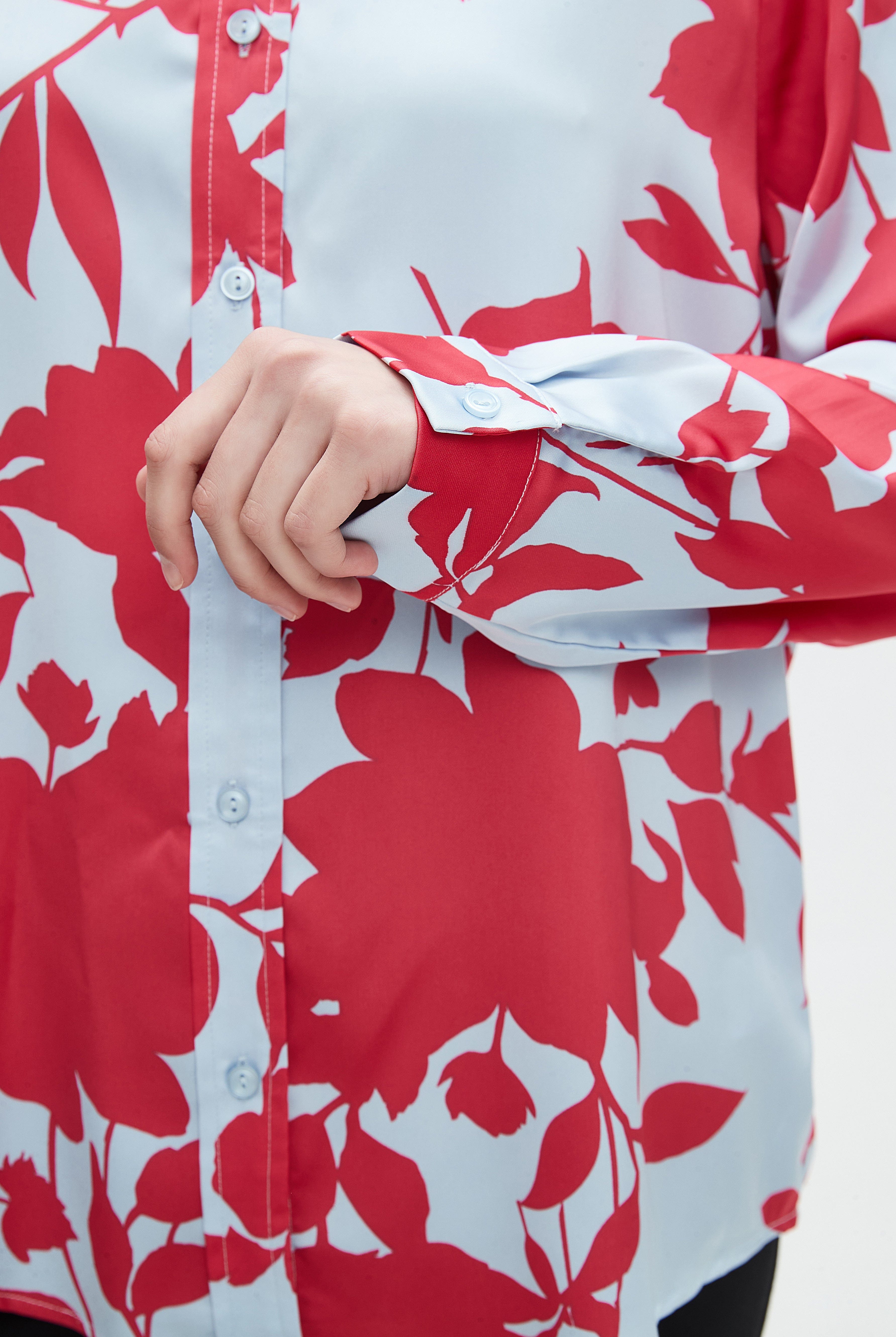 نتشي بلوزة نسائي بكم وياقة منقوشة بنقشة أزهار