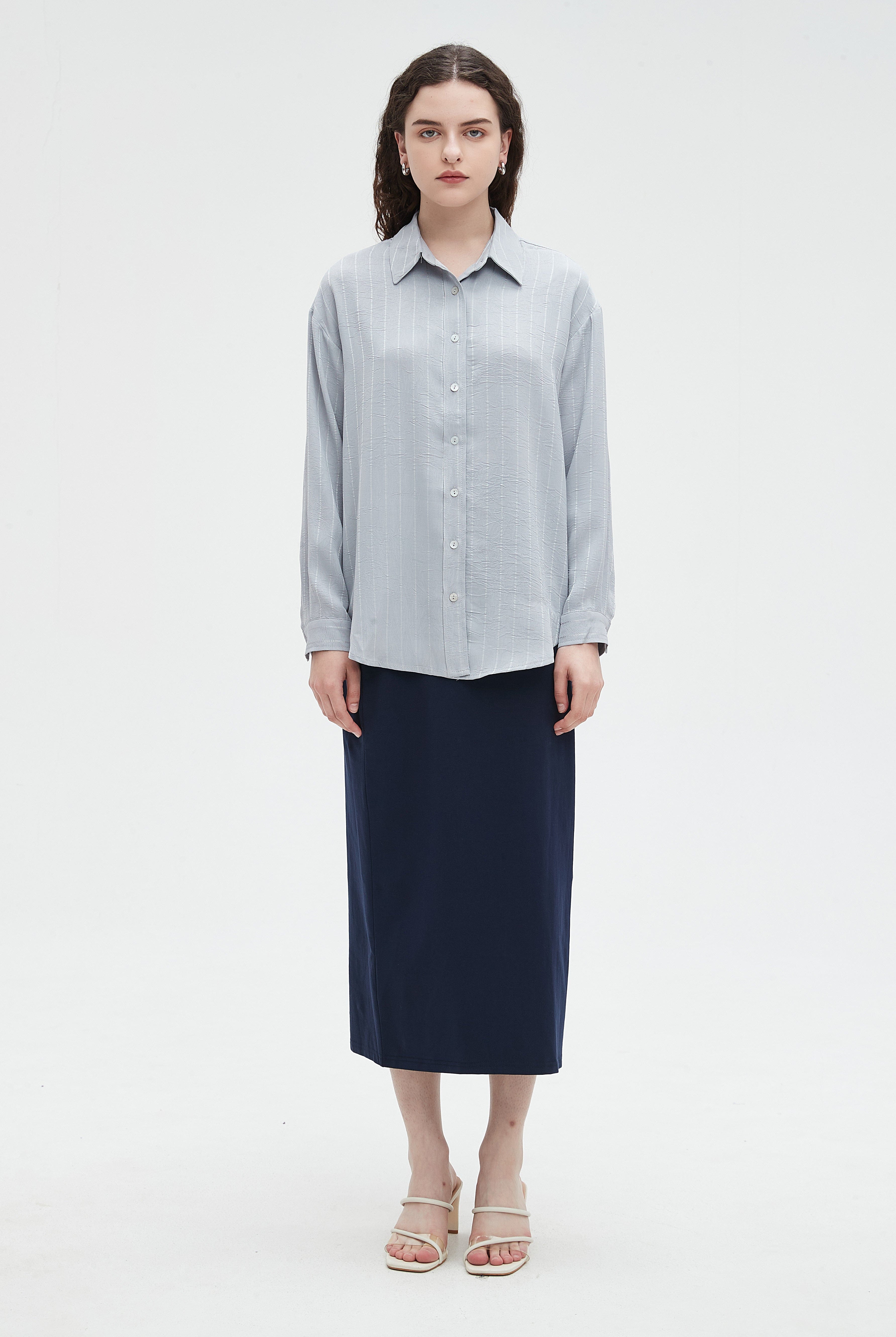 نتشي بلوزة نسائي قصيرة من الامام ساده بياقة وازرار وكم طويل