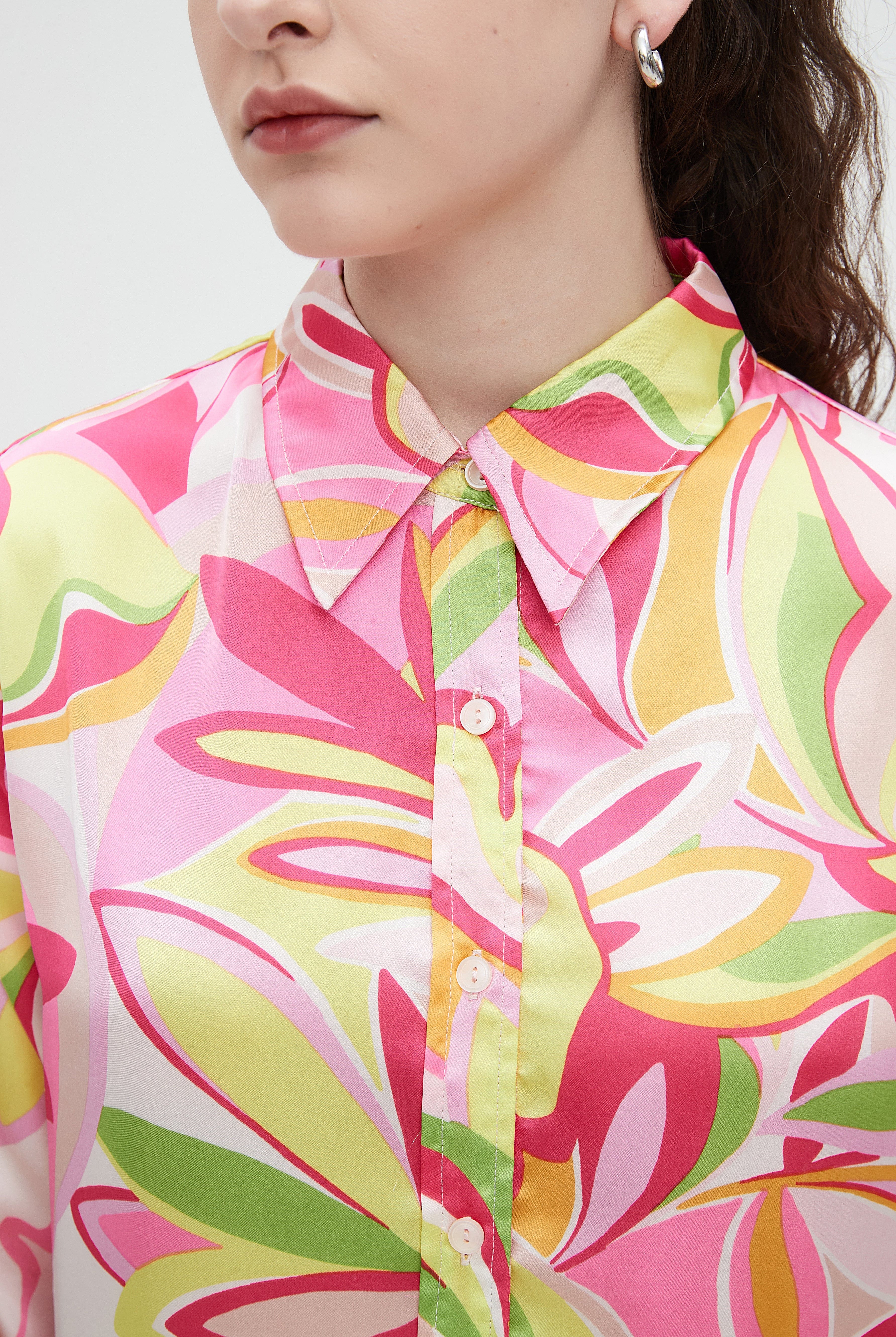 نتشي بلوزة نسائي بكم وياقة منقوشة بنقشة أزهار