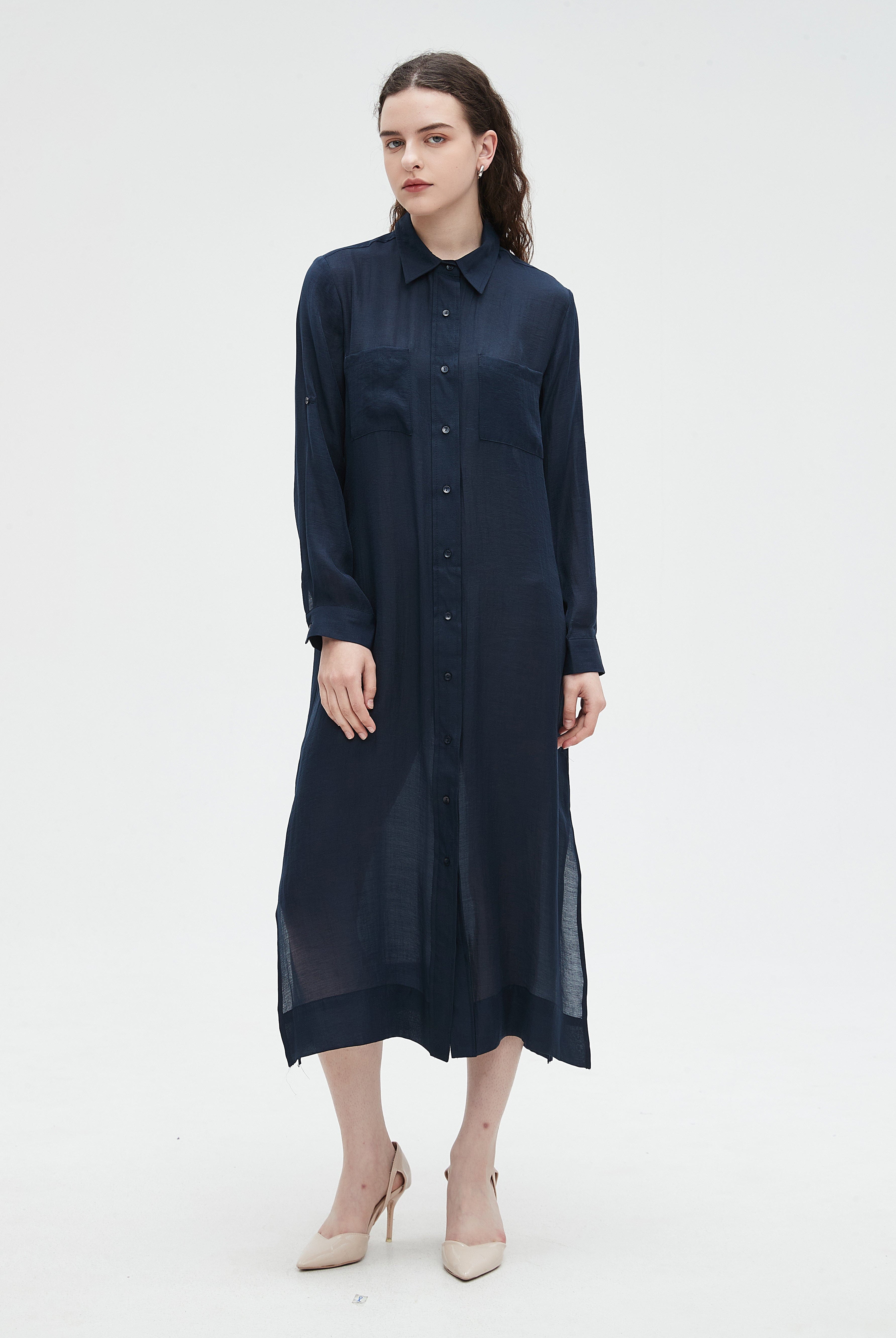 نتشي بلوزة طويلة بكم وازرار بجيوب عالصدر وفتحه من الجنب