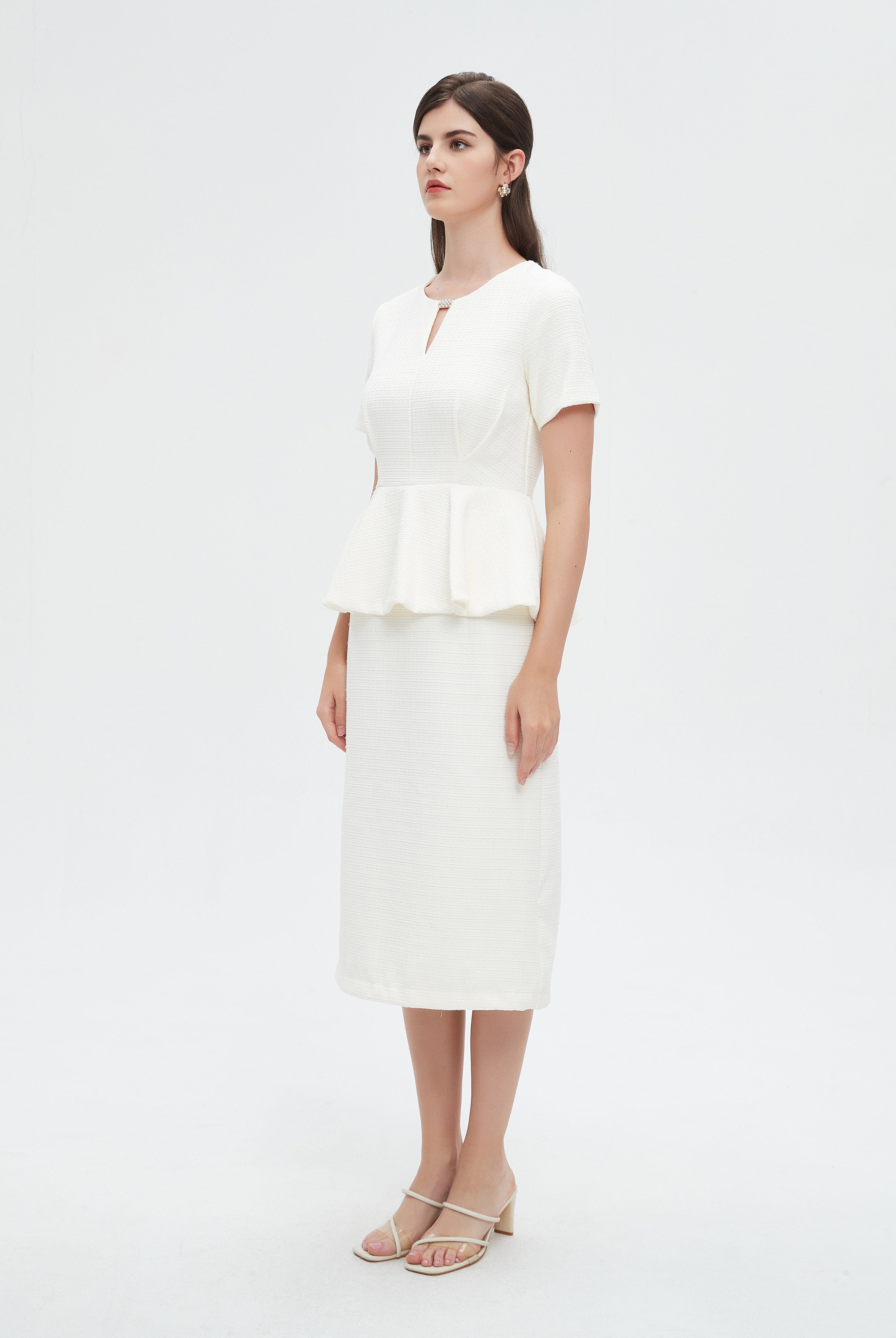 نتشي فستان نسائي ميدي نص كم بفتحه على الرقبة وكشكش على الخصر