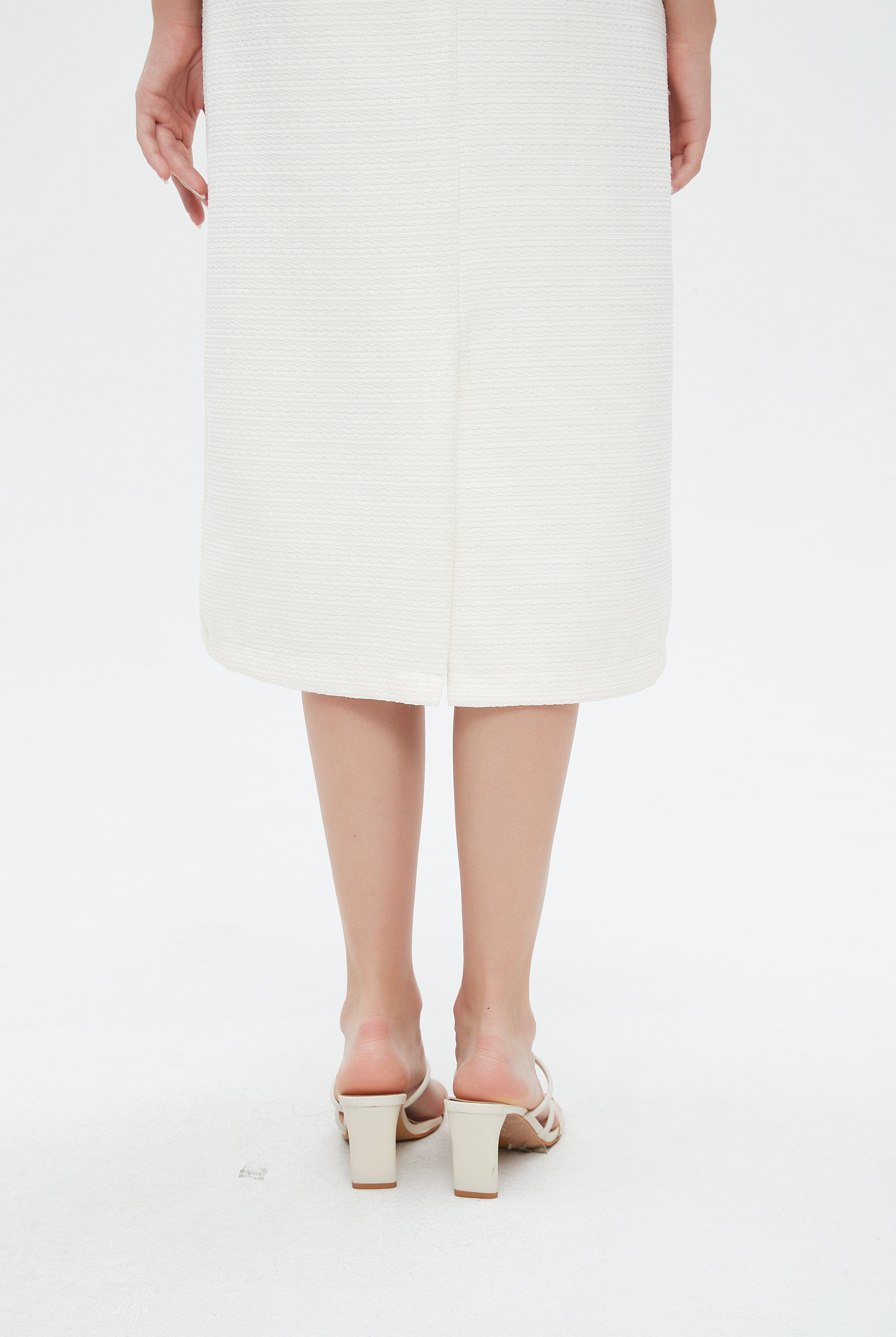 نتشي فستان نسائي ميدي نص كم بفتحه على الرقبة وكشكش على الخصر