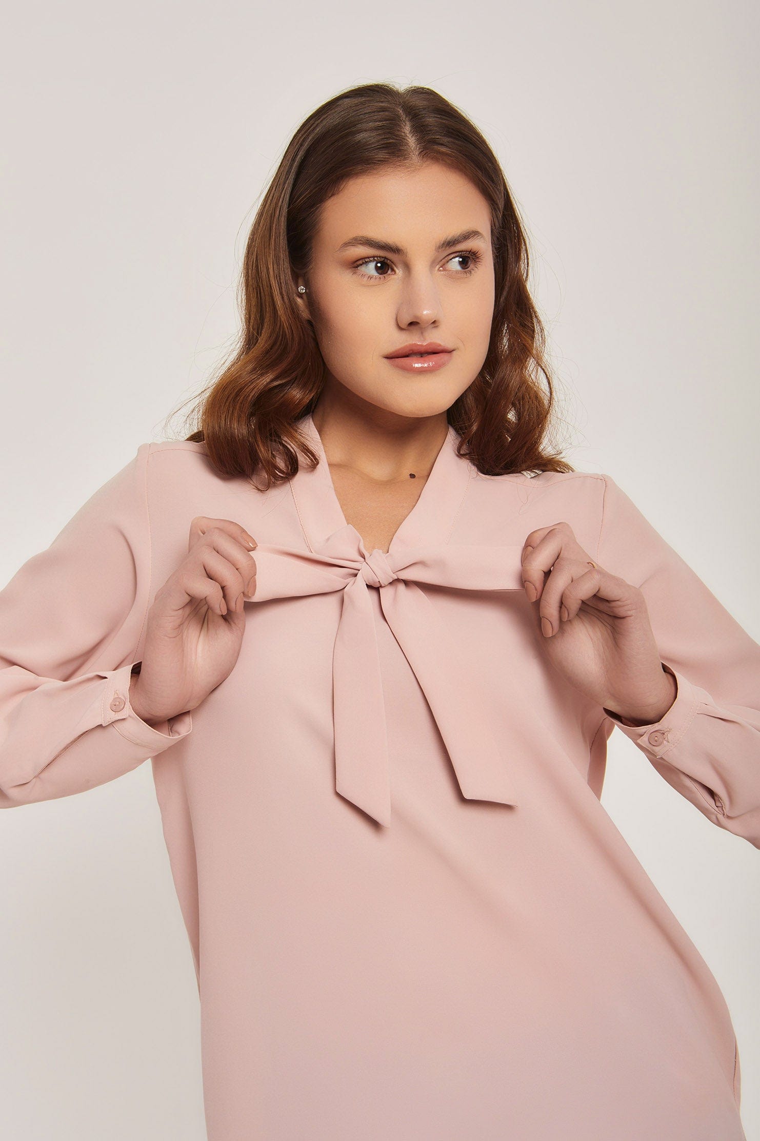 داليدرس بلوزة نسائية سادة بربطة عنق