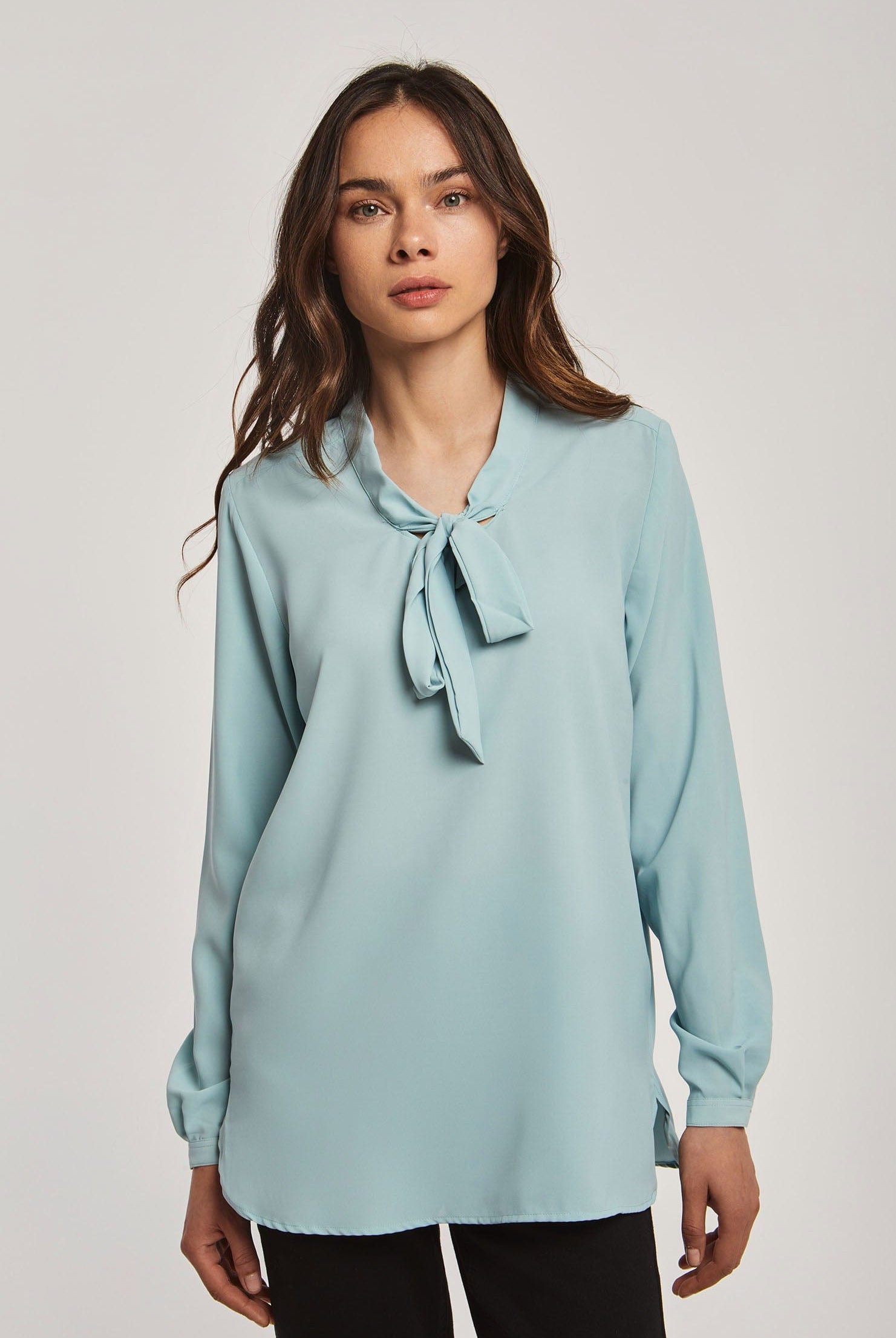 داليدرس بلوزة نسائية سادة بربطة عنق