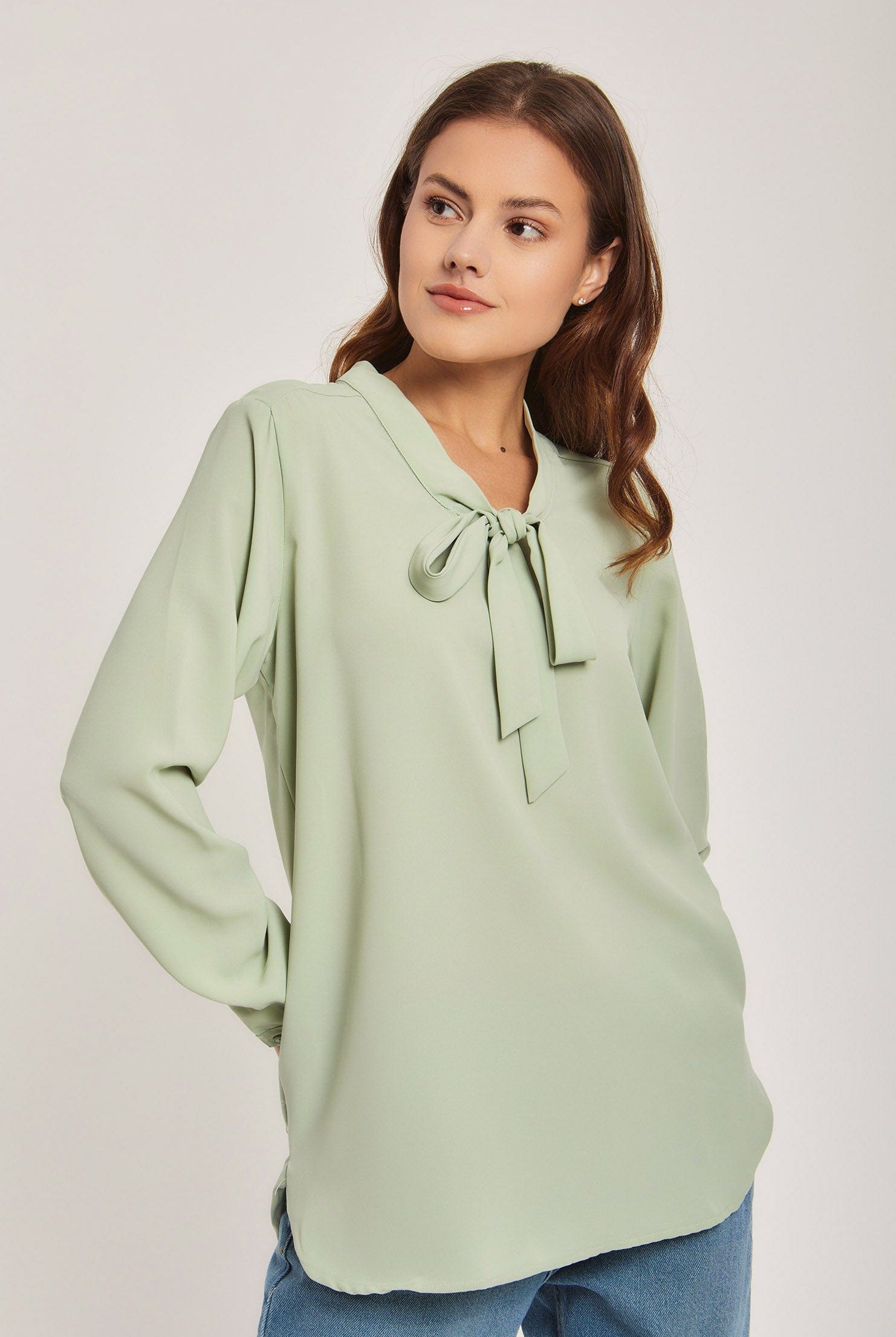 داليدرس بلوزة نسائية سادة بربطة عنق