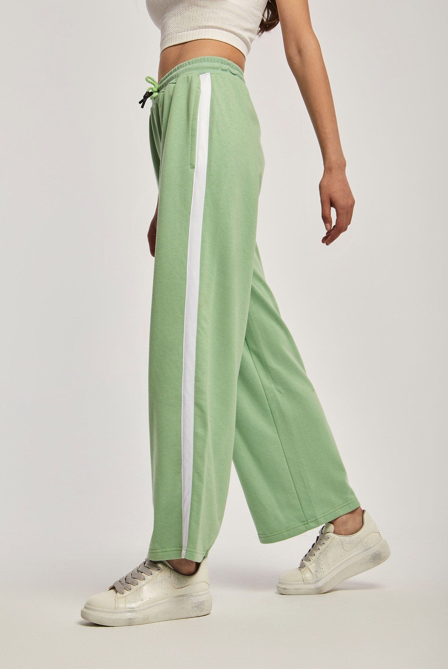 داليدرس بنطال نسائي سادة بخط جانبي أخضر