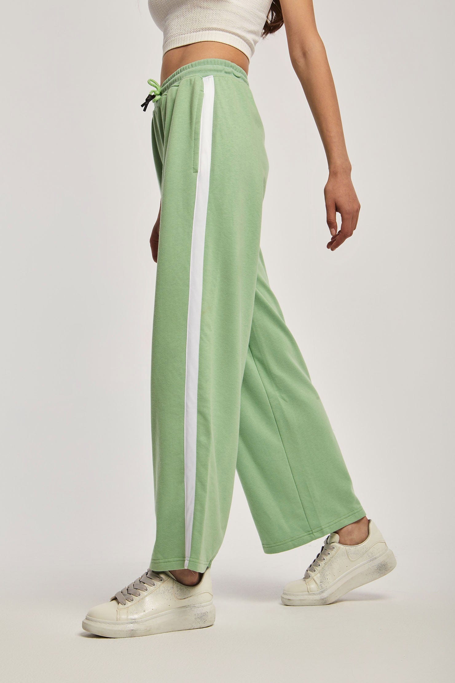 داليدرس بنطال نسائي سادة بخط جانبي أخضر