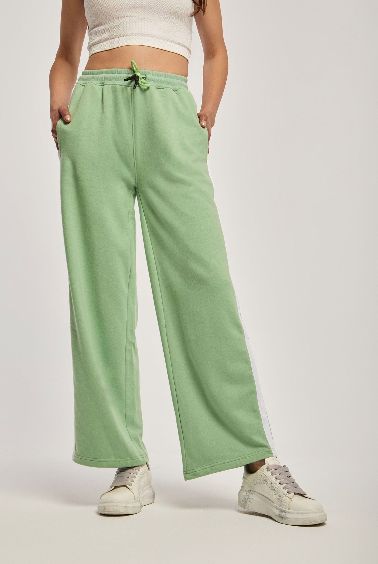 داليدرس بنطال نسائي سادة بخط جانبي أخضر