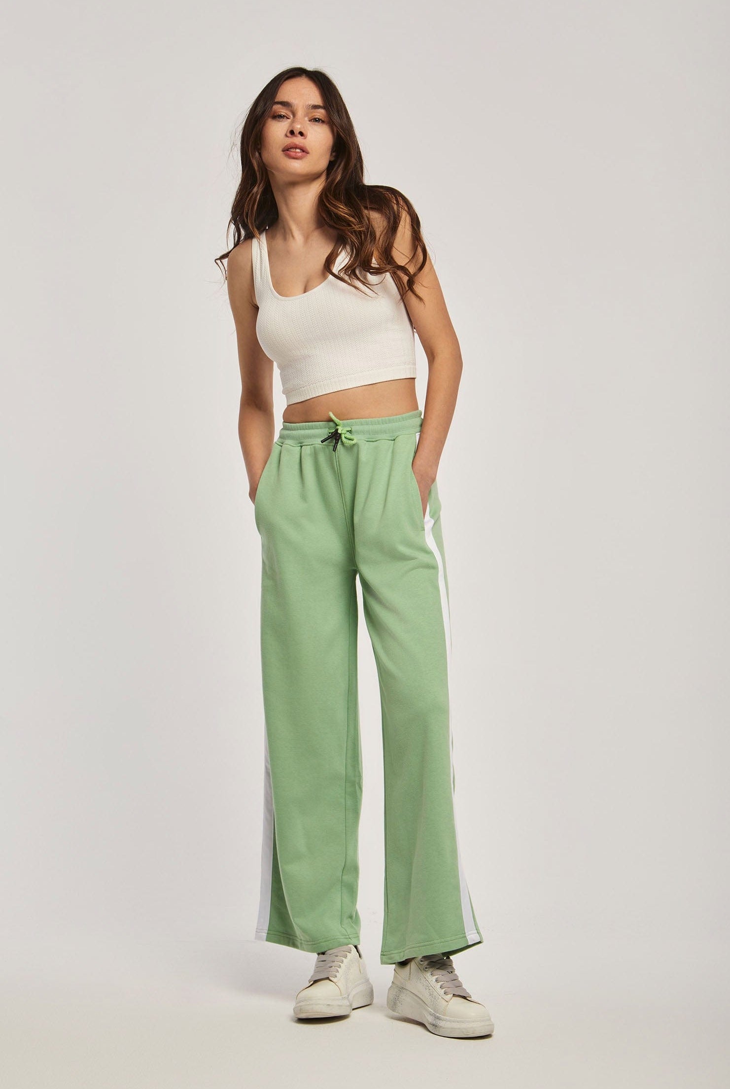 داليدرس بنطال نسائي سادة بخط جانبي أخضر