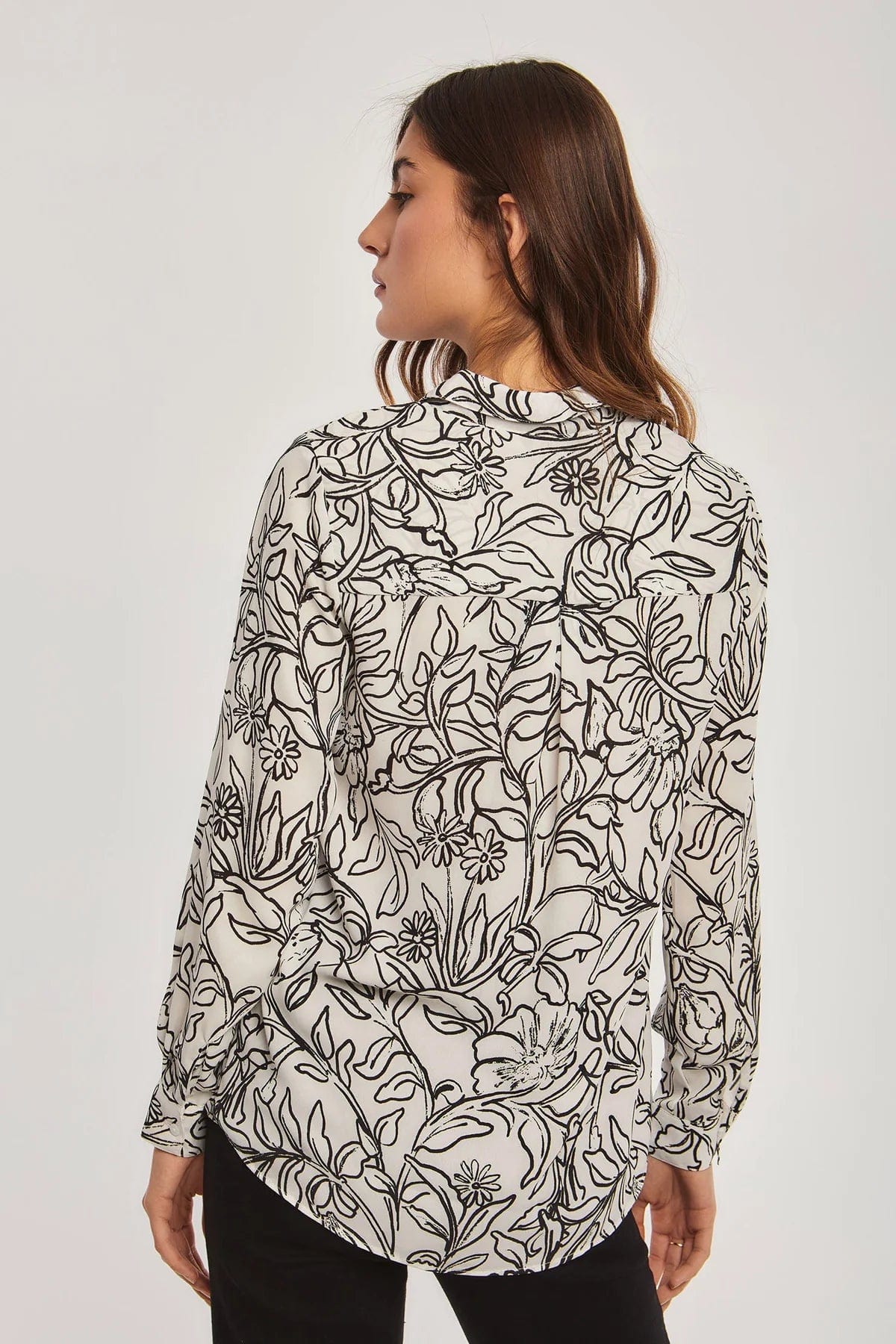 داليدرس بلوزة منقوشة بأزرار أمامية كم طويل أسود