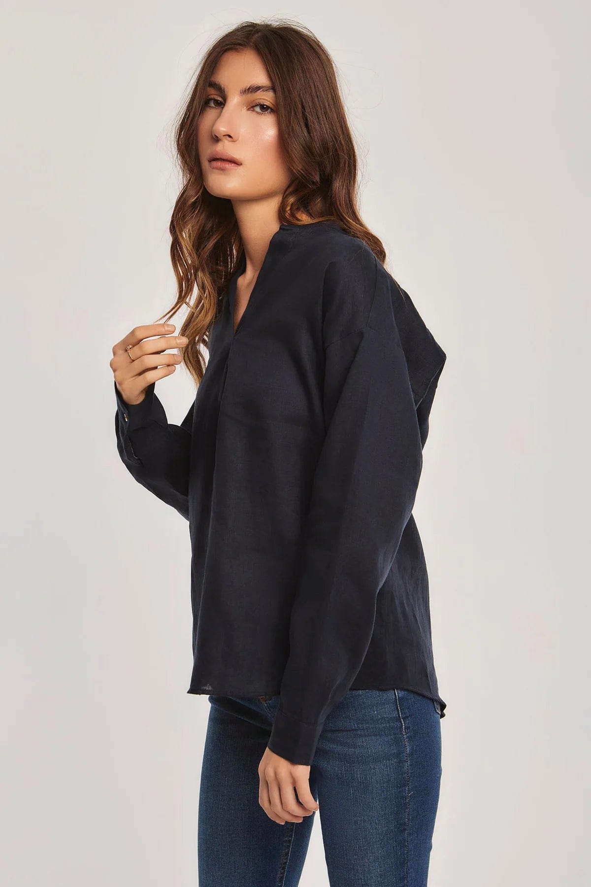 داليدرس بلوزة نسائية سادة بفتحة صدر V