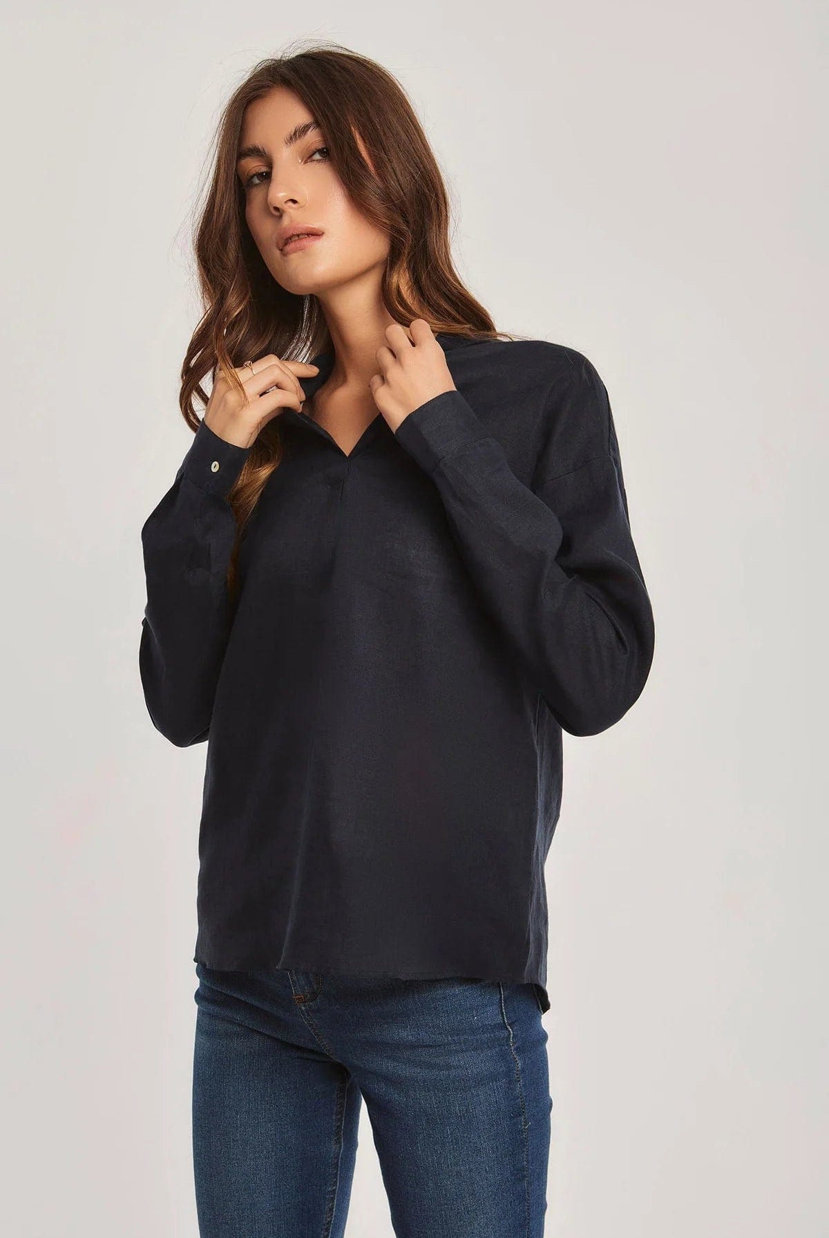 داليدرس بلوزة نسائية سادة بفتحة صدر V