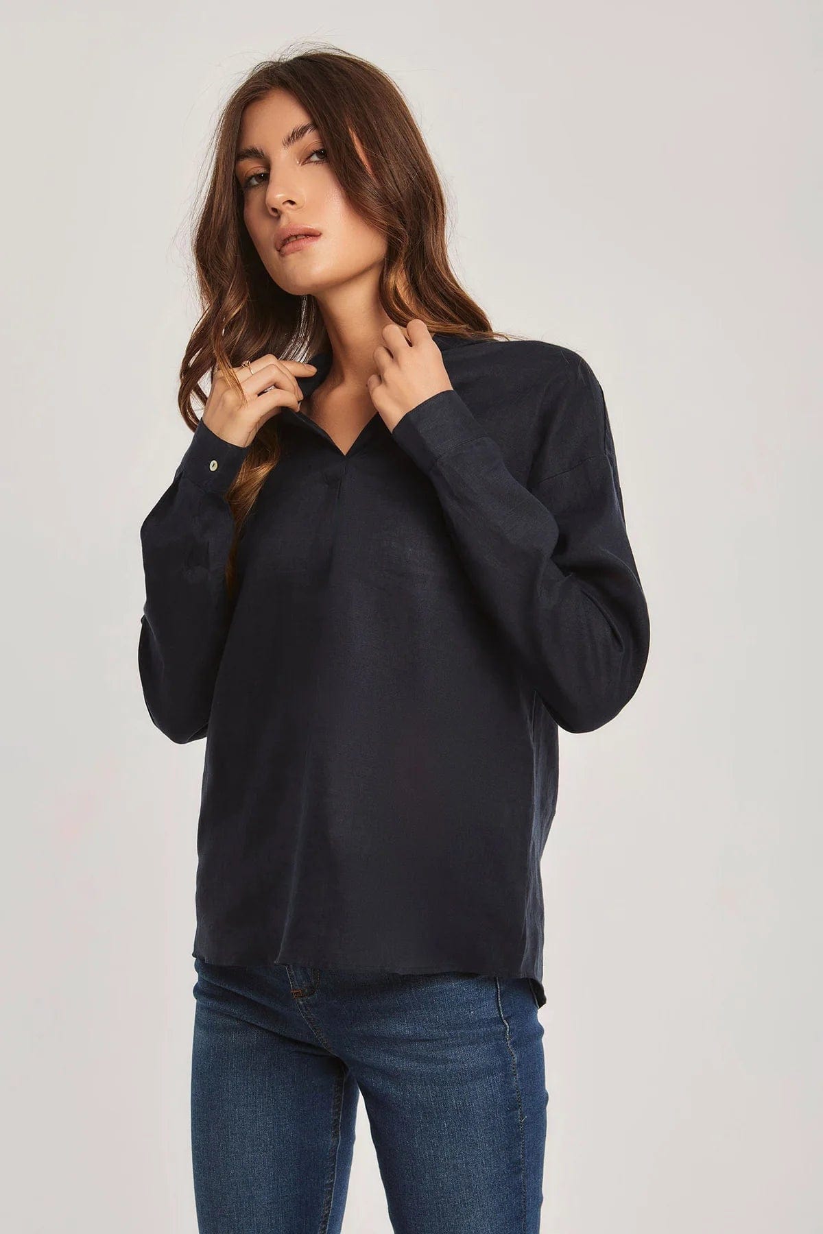 داليدرس بلوزة نسائية سادة بفتحة صدر V