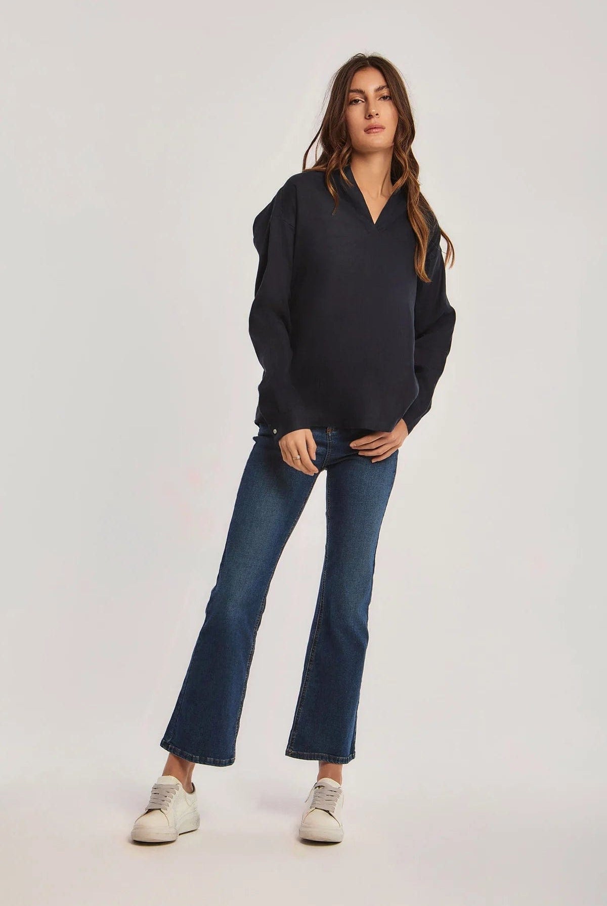 داليدرس بلوزة نسائية سادة بفتحة صدر V