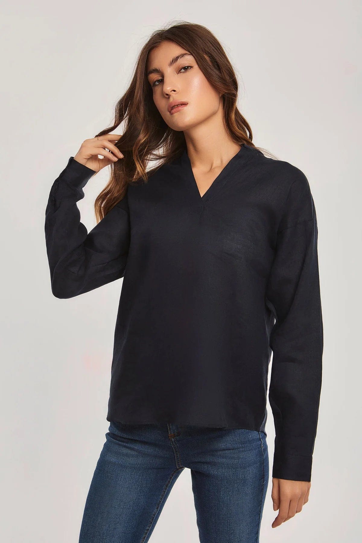 داليدرس بلوزة نسائية سادة بفتحة صدر V