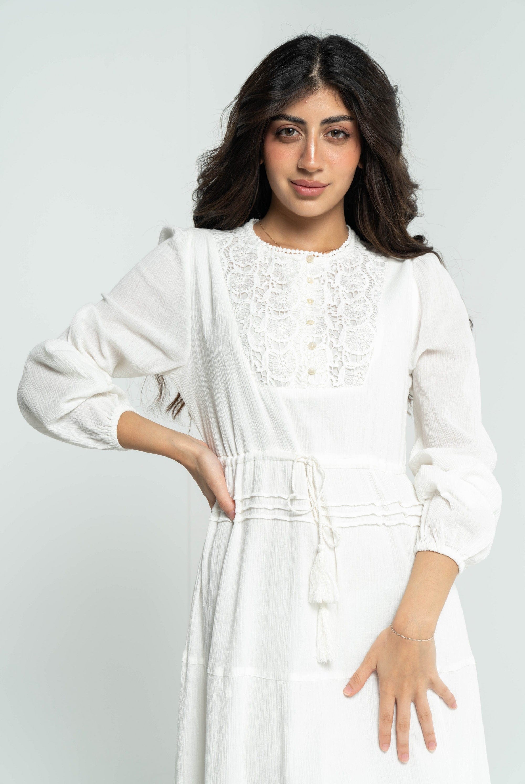 داليدرس فستان نسائي طويل بتطريز على الصدر أوف وايت