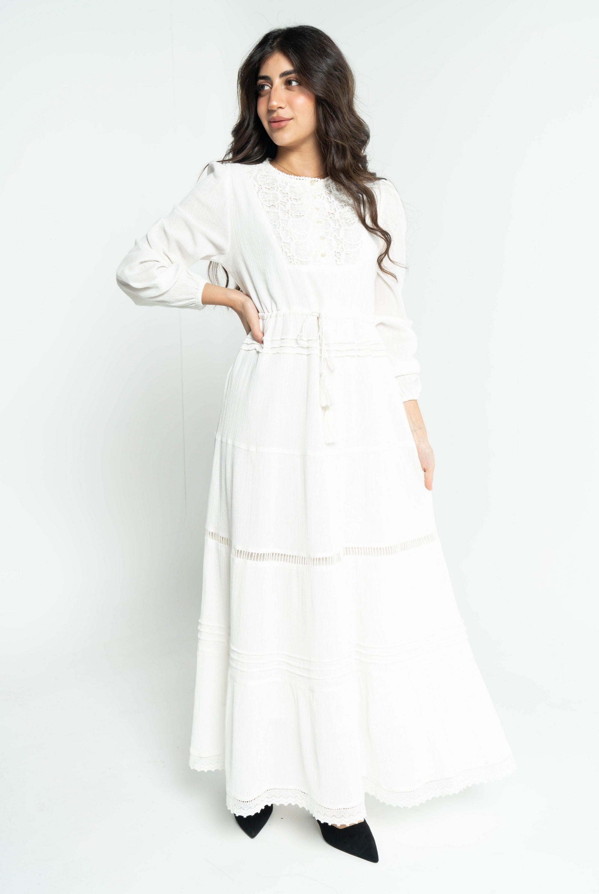 داليدرس فستان نسائي طويل بتطريز على الصدر أوف وايت