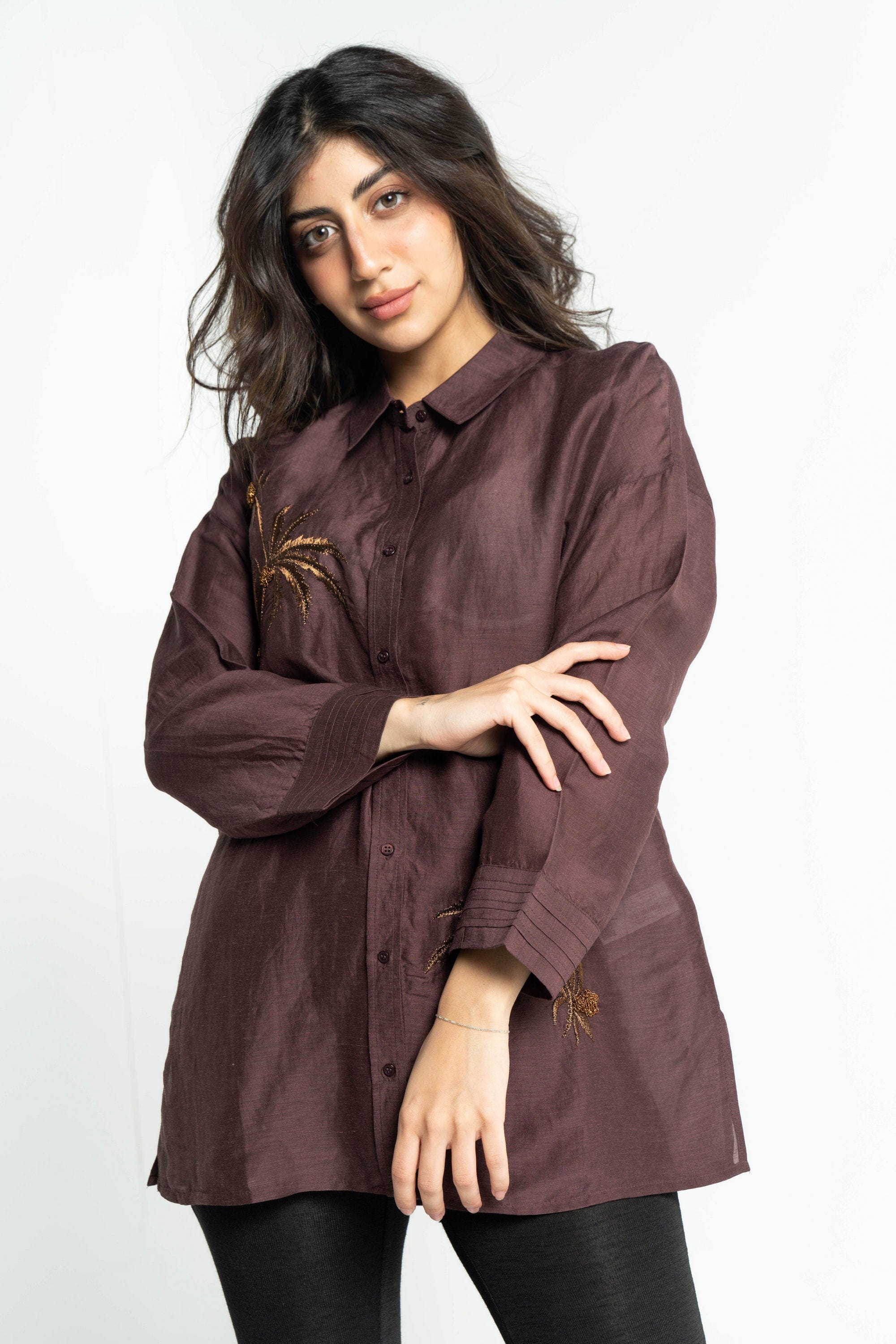 داليدرس بلوزة نسائية بأزرار أمامية بتطريز على الصدر أحمر داكن