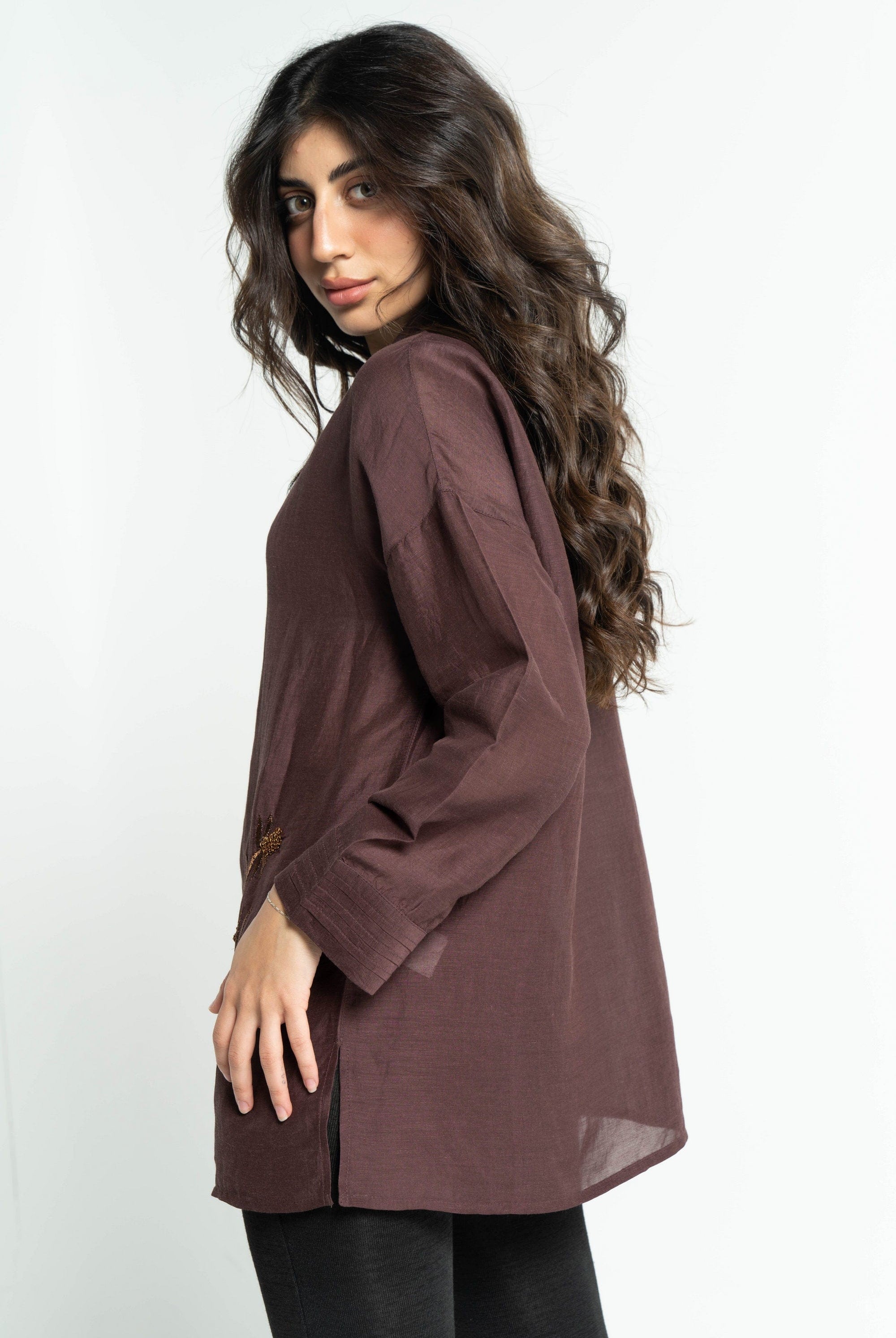 داليدرس بلوزة نسائية بأزرار أمامية بتطريز على الصدر أحمر داكن