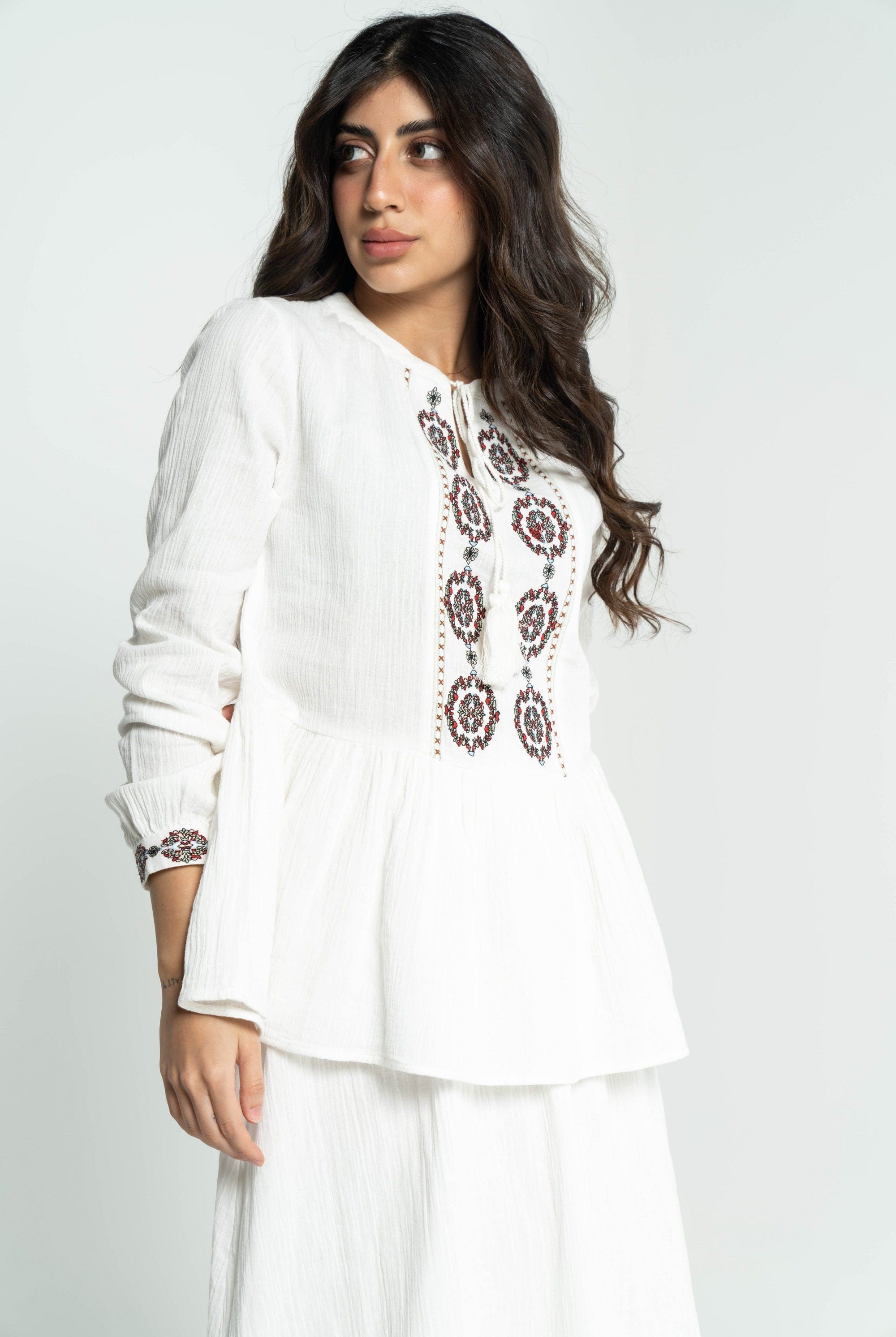 داليدرس بلوزة نسائية بتطريز على الصدر أوف وايت