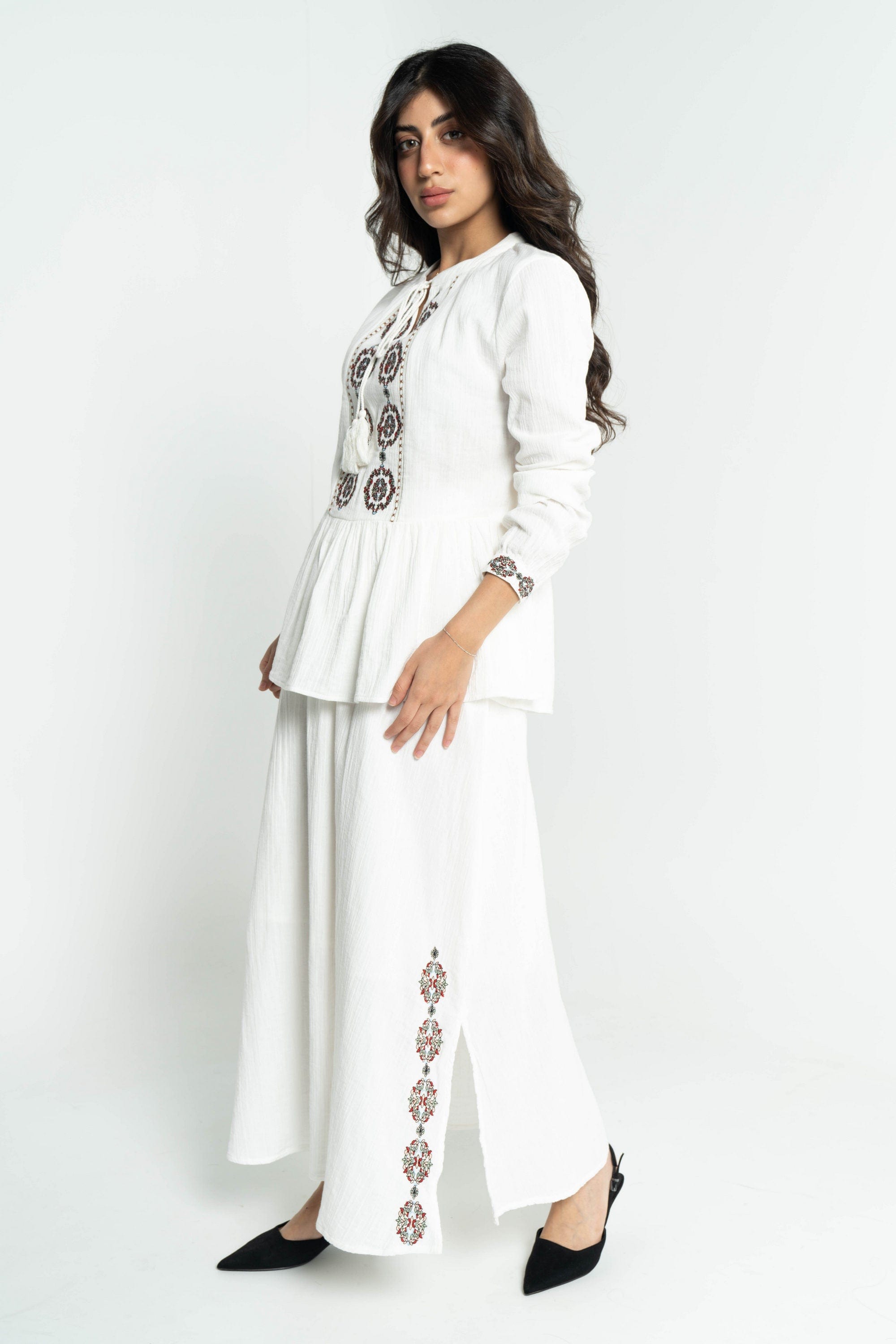 داليدرس تنورة نسائية مطرزة أوف وايت