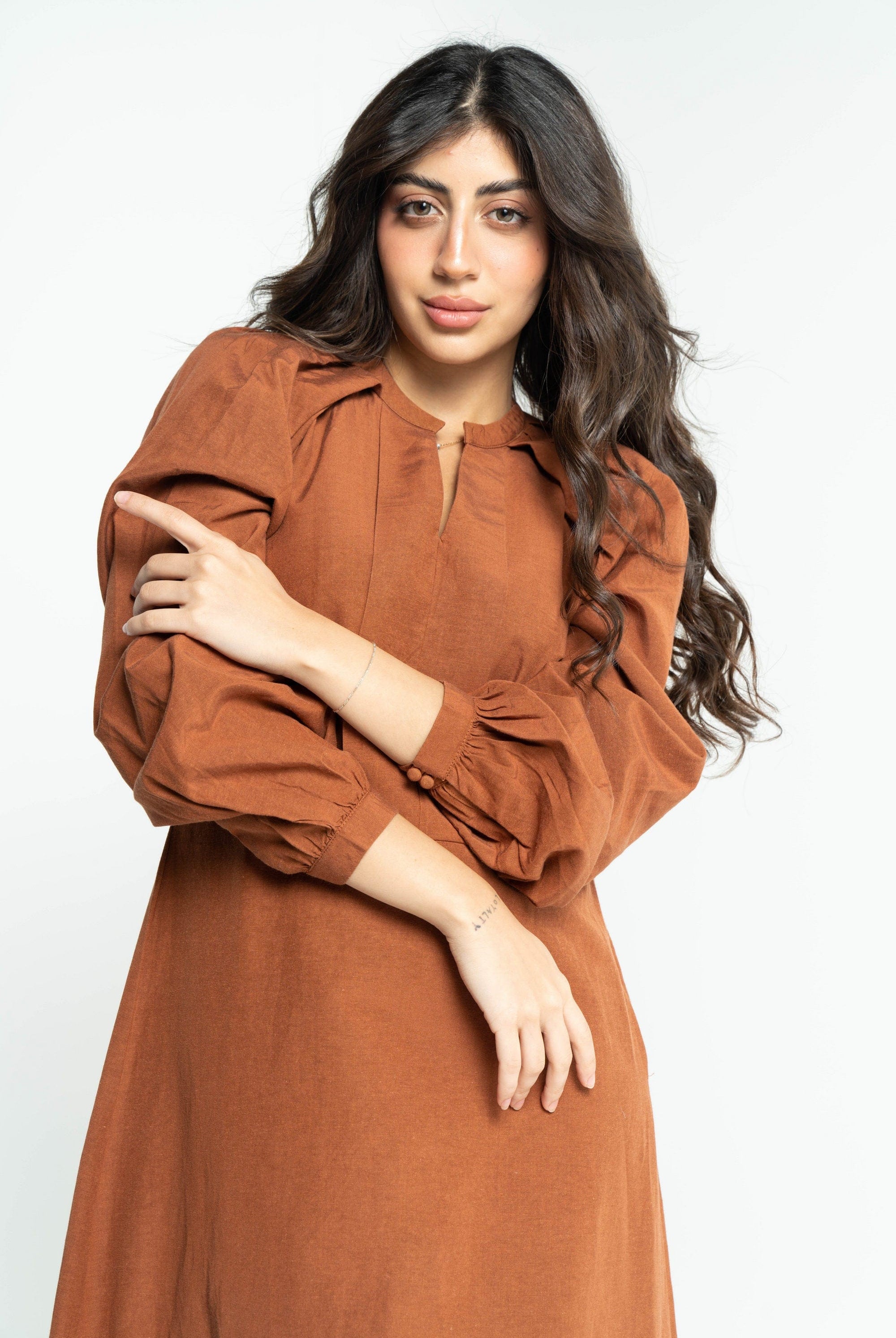 داليدرس فستان نسائي طويل بطبعة مطرزة كراميل