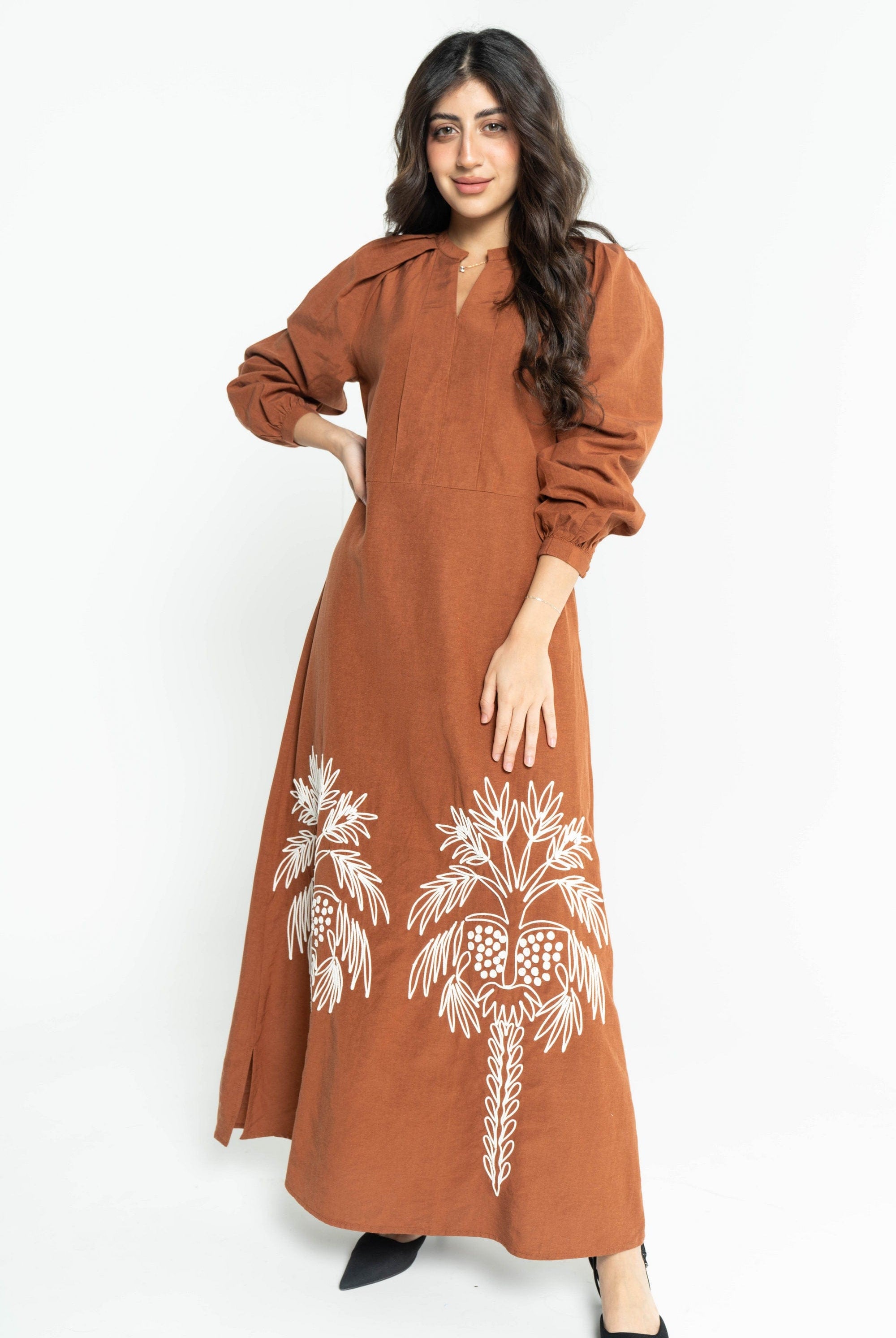 داليدرس فستان نسائي طويل بطبعة مطرزة كراميل