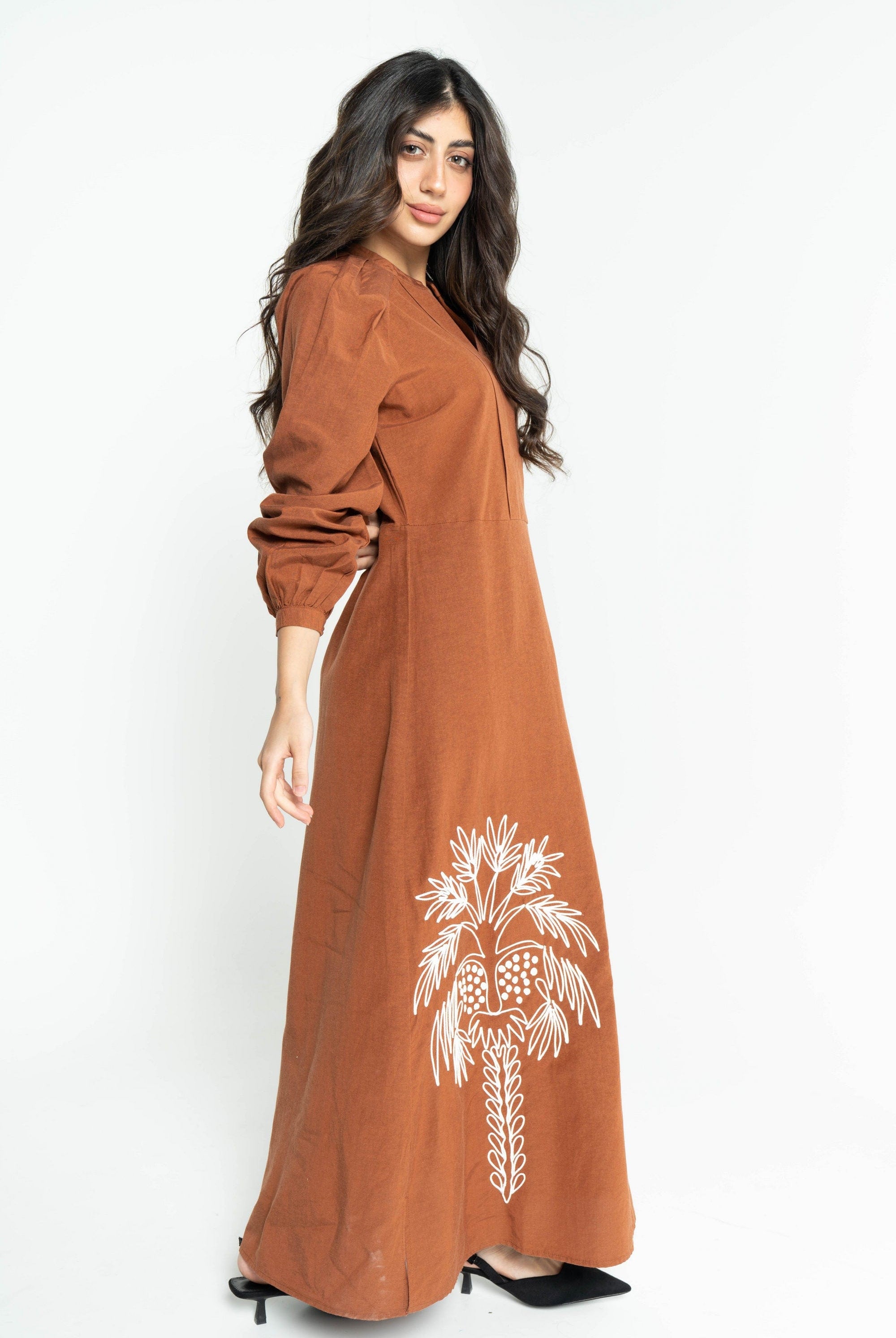 داليدرس فستان نسائي طويل بطبعة مطرزة كراميل