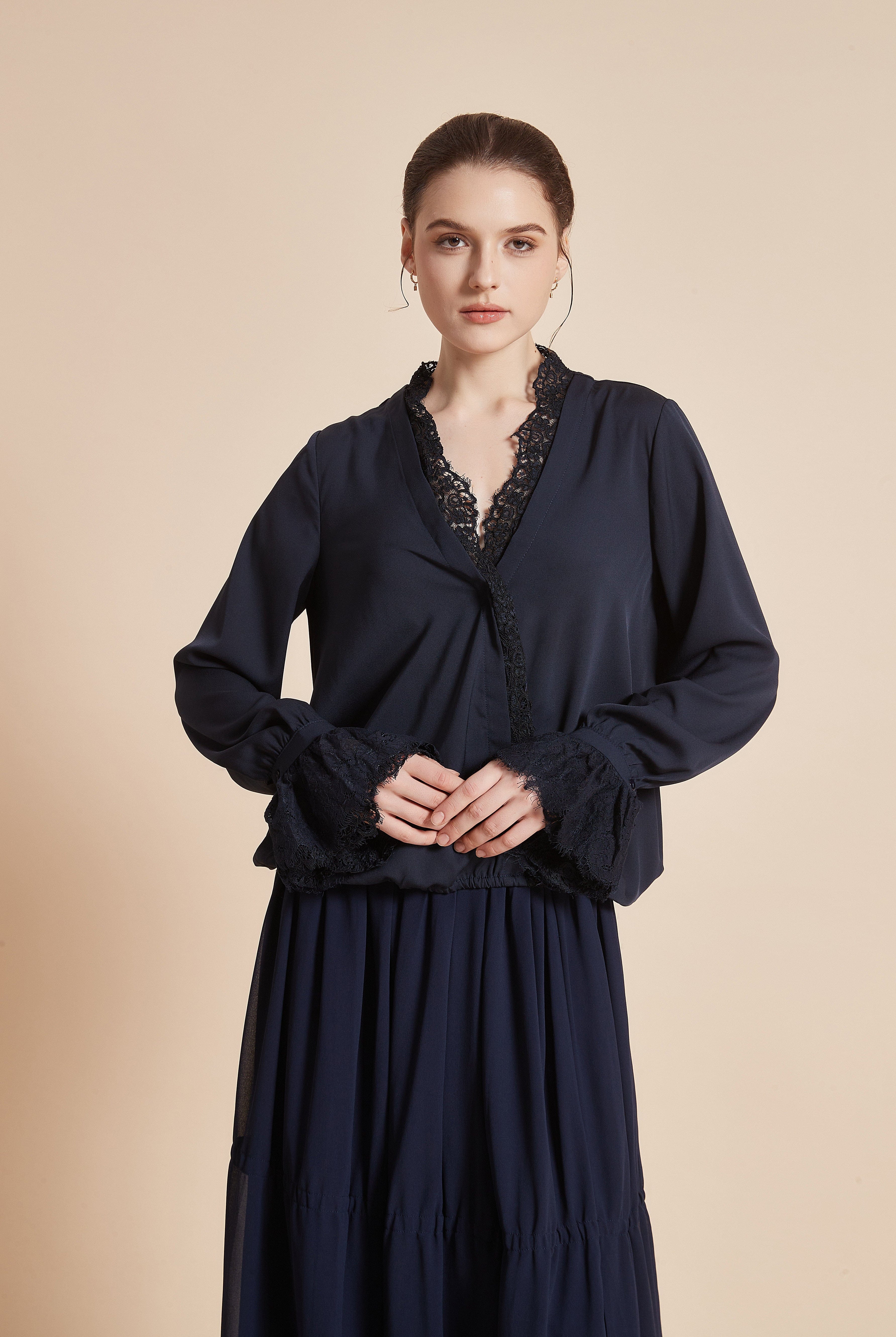 يولا بلوزة نسائية سادة بكم طويل وتفاصيل دانتيل