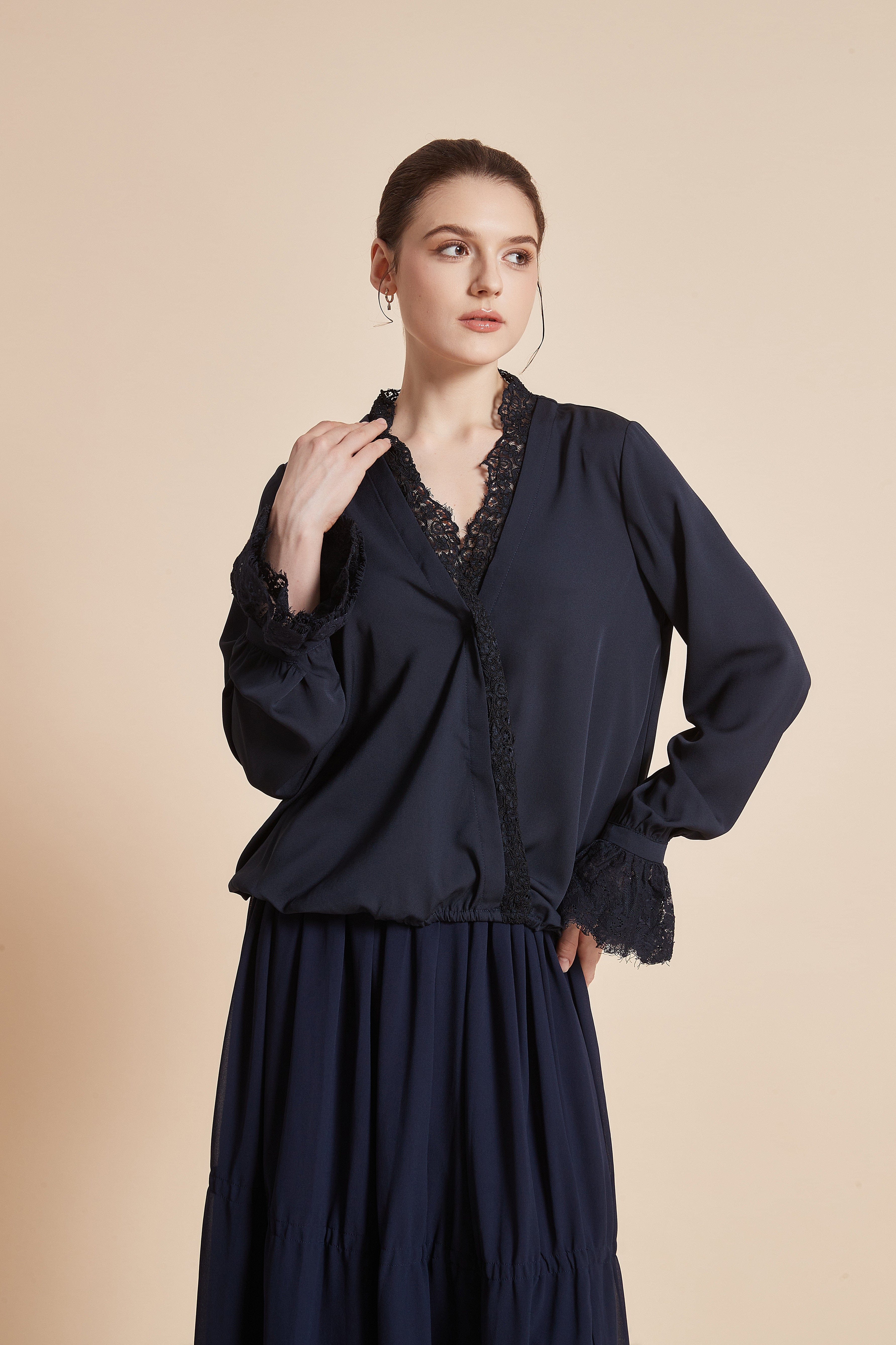 يولا بلوزة نسائية سادة بكم طويل وتفاصيل دانتيل