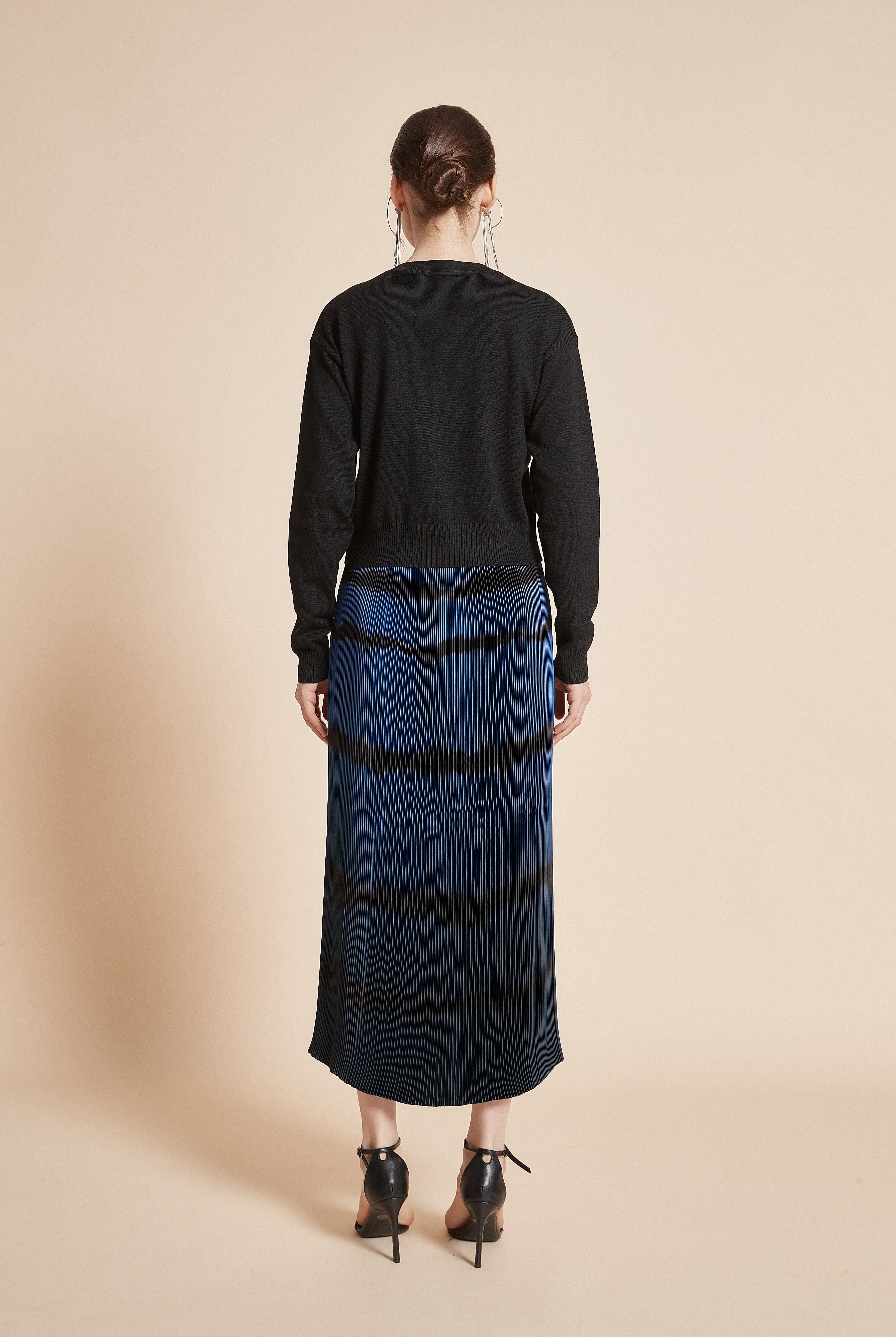 يولا بلوزة نسائية سادة برقبة دائرية وكم طويل