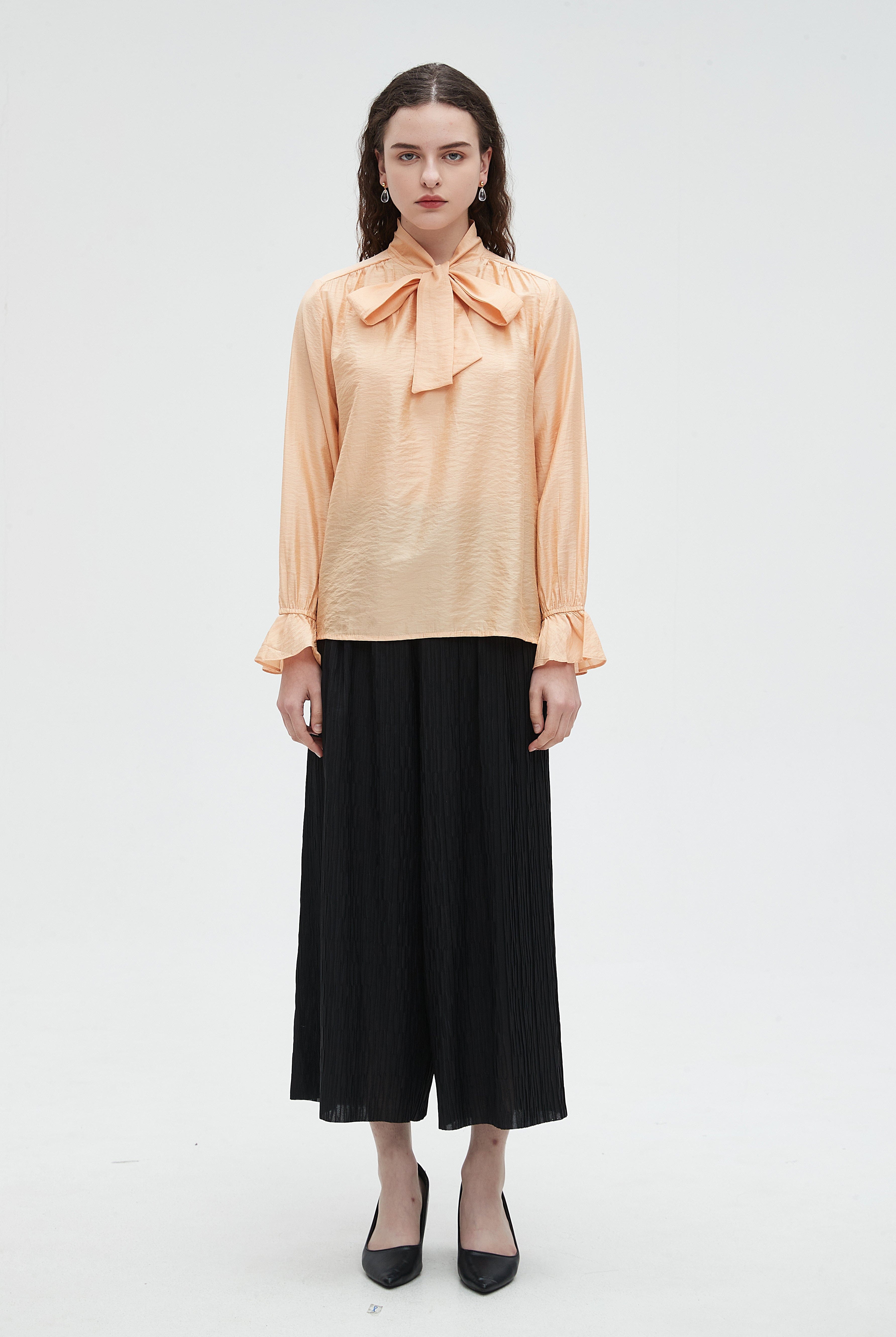 نتشي بلوزة نسائي بكم منقوش وفيونكه عالرقية