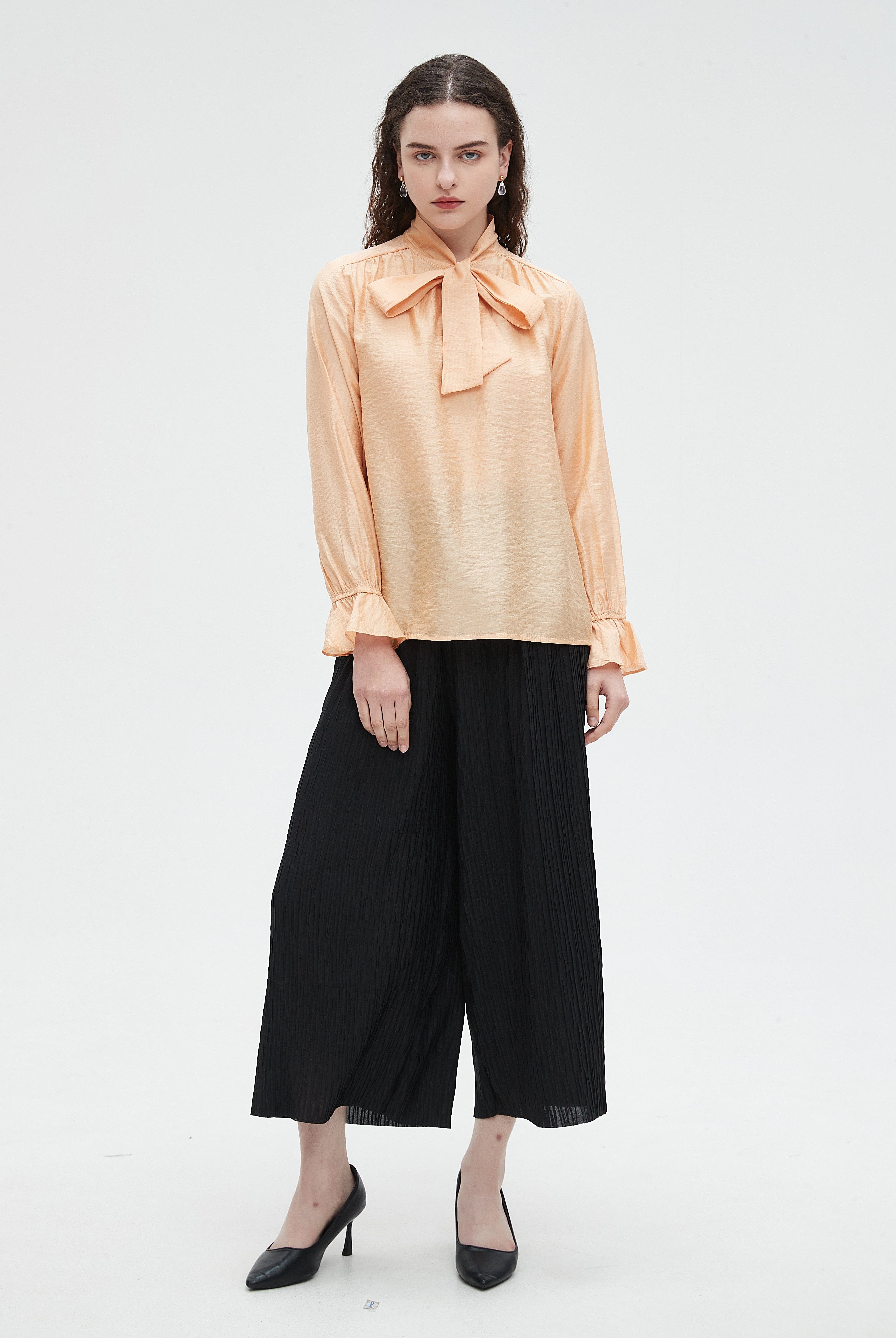 نتشي بلوزة نسائي بكم منقوش وفيونكه عالرقية