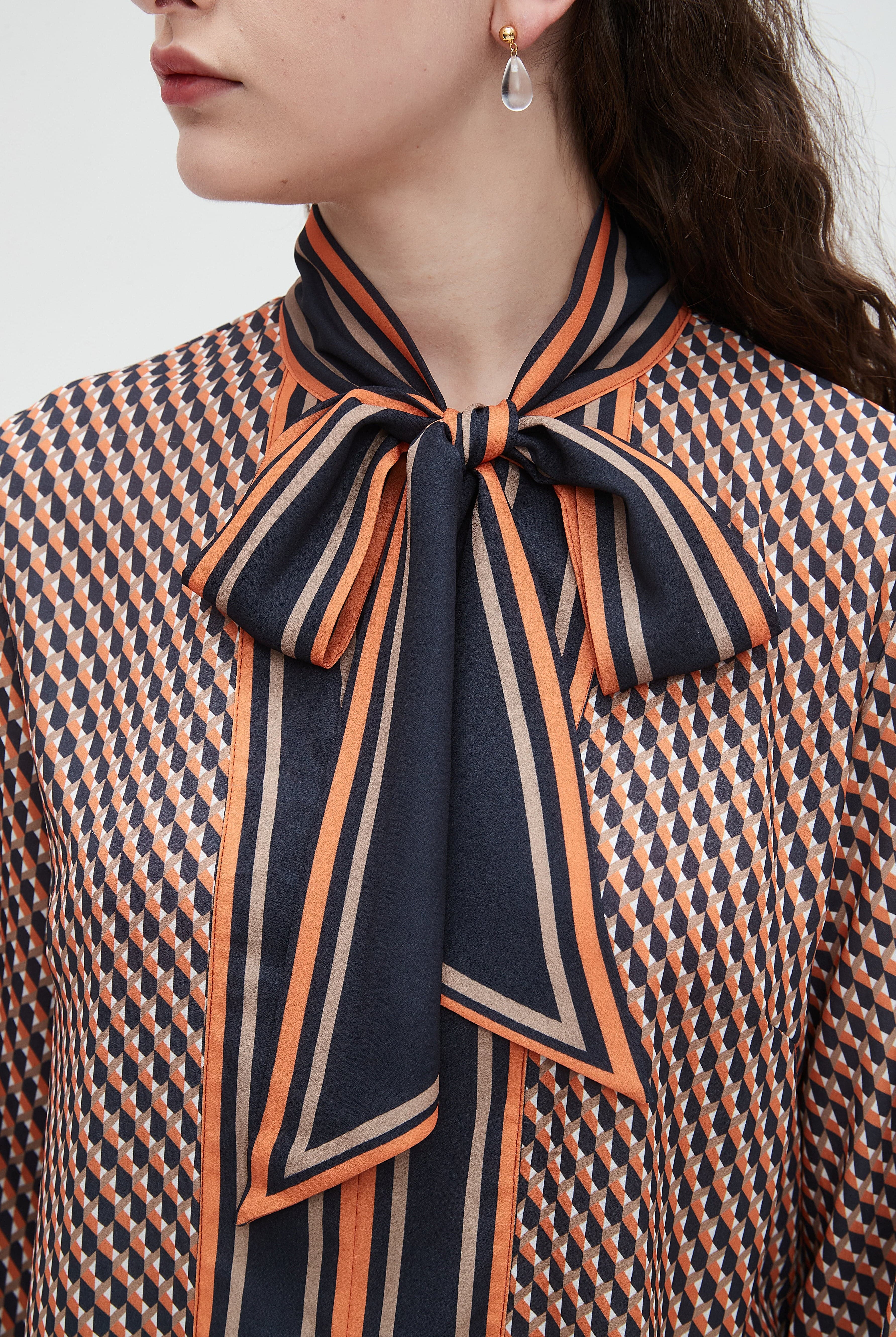 نتشي بلوزة نسائي منقوشه بكم طويل وفيونكه على الرقبه