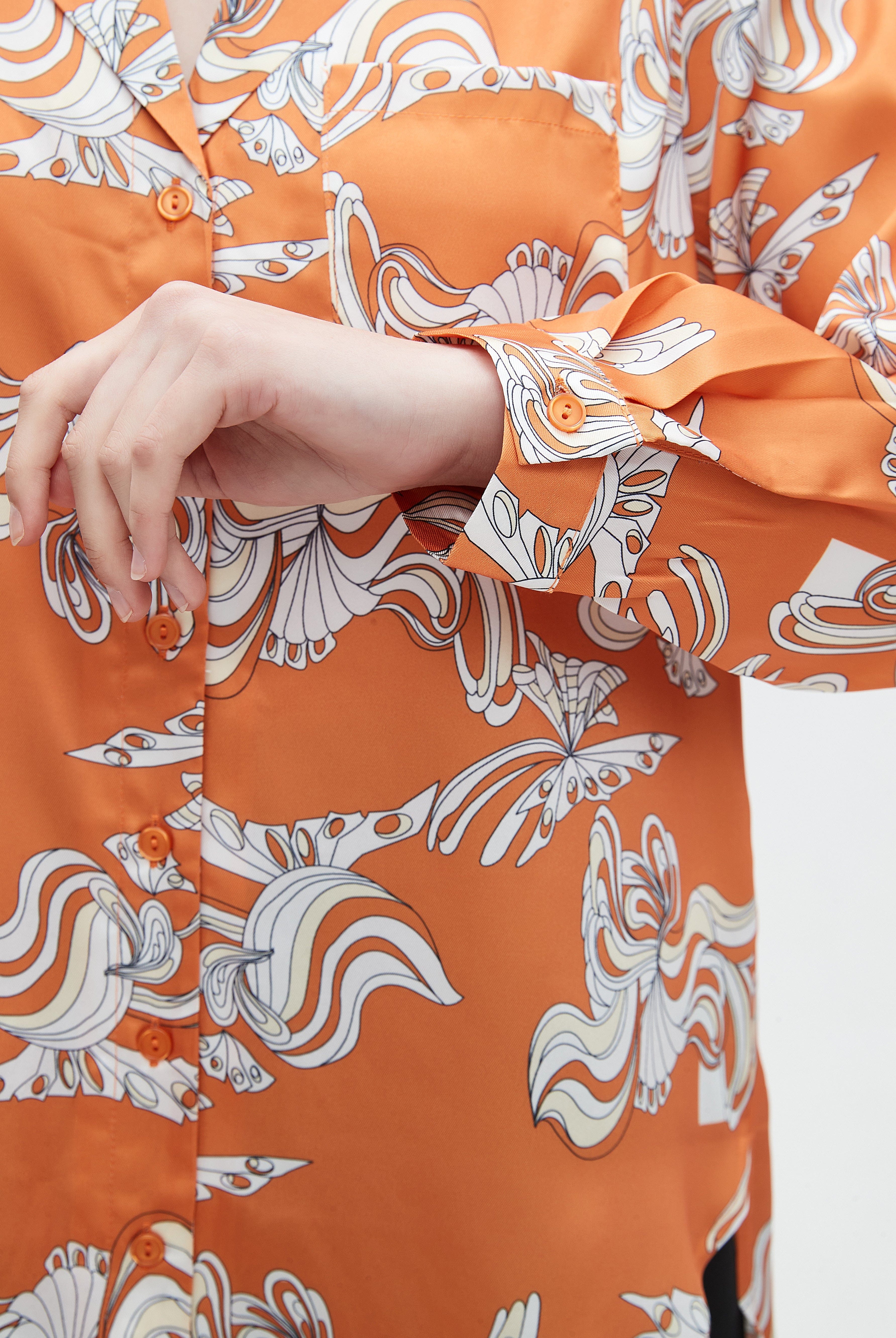 نتشي بلوزة نسائي منقوشة بأزرار وكم طويل