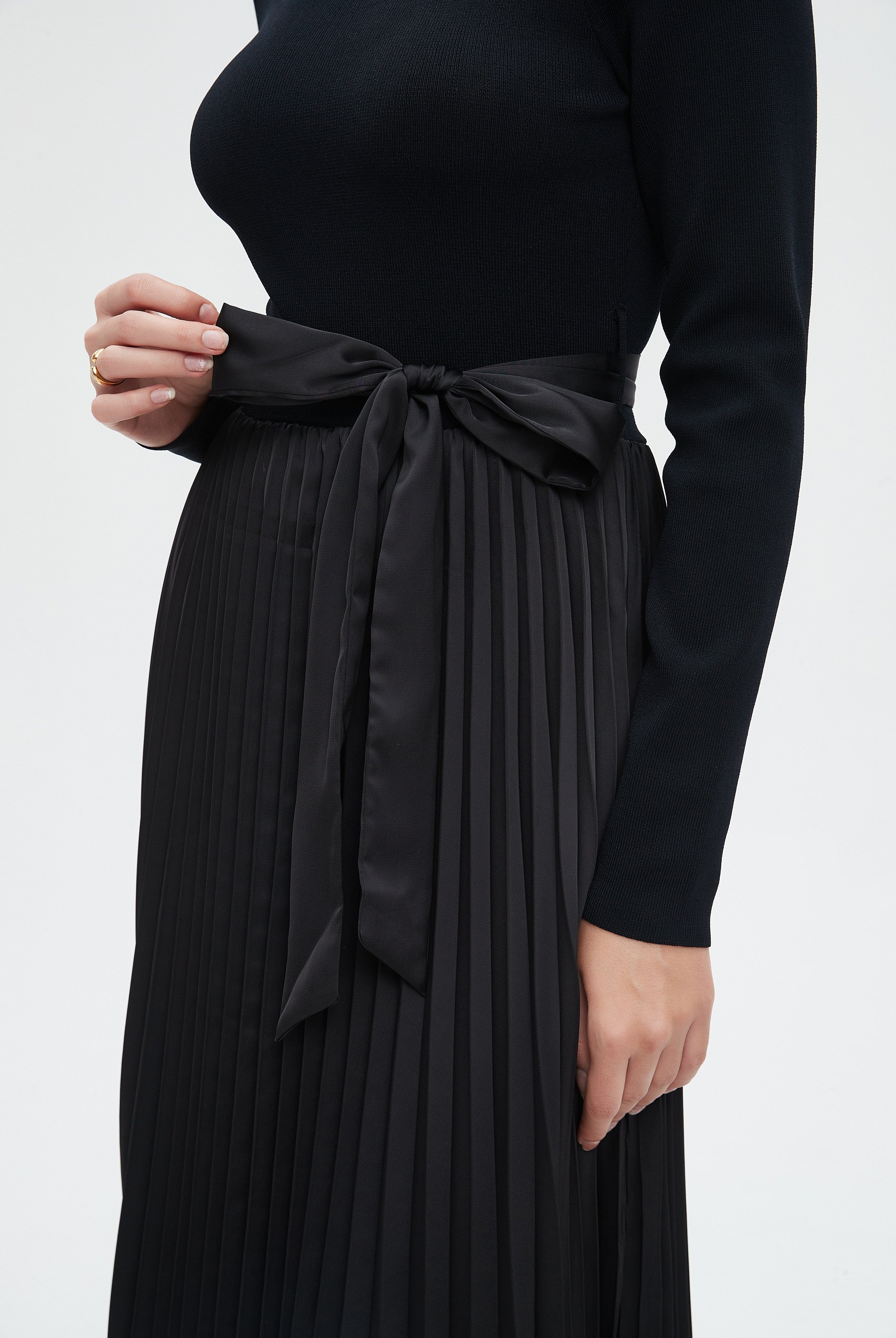 نتشي فستان طويل بأكمام طويلة ورقبة V للمناسبات