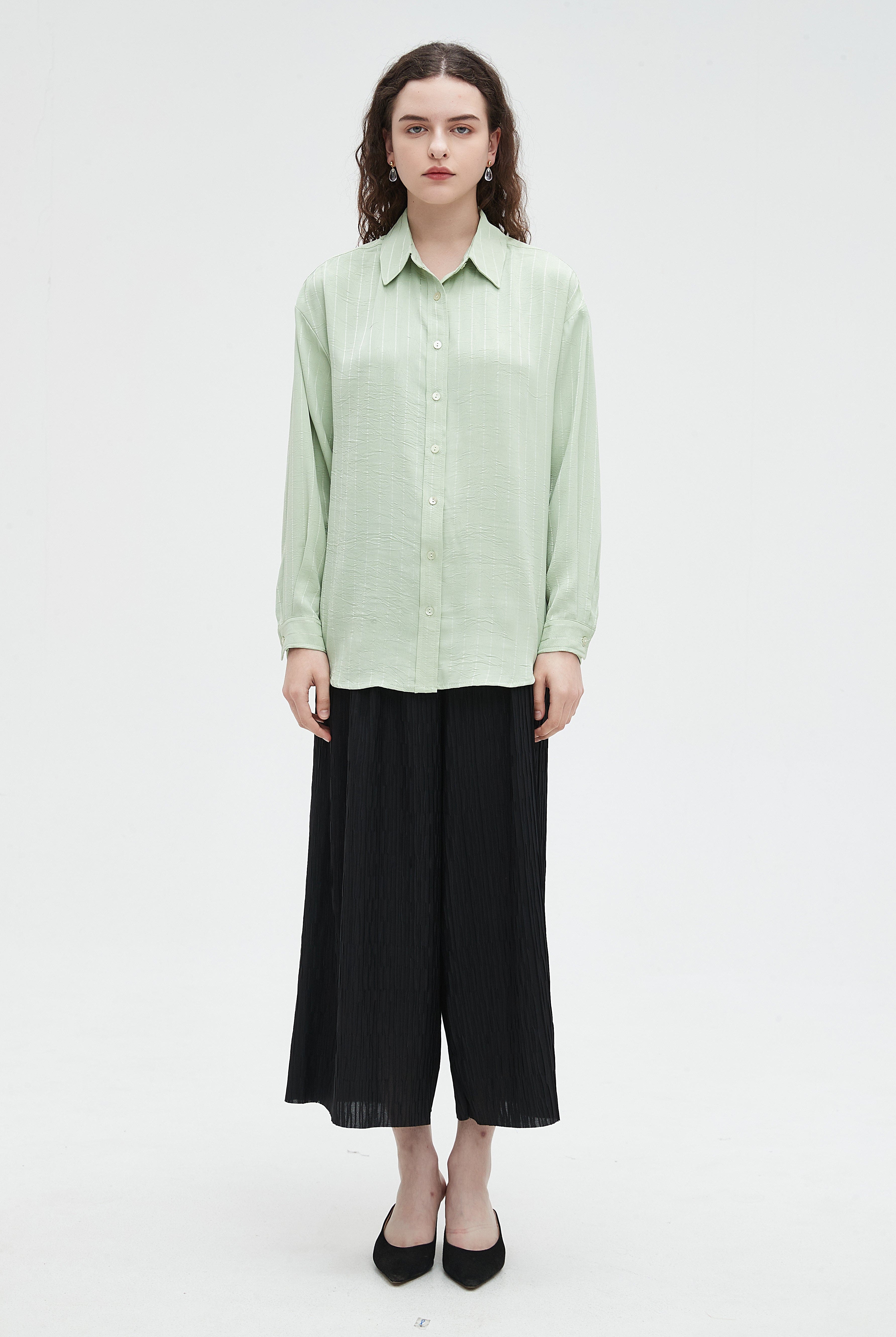 نتشي بلوزة نسائي قصيرة من الامام ساده بياقة وازرار وكم طويل