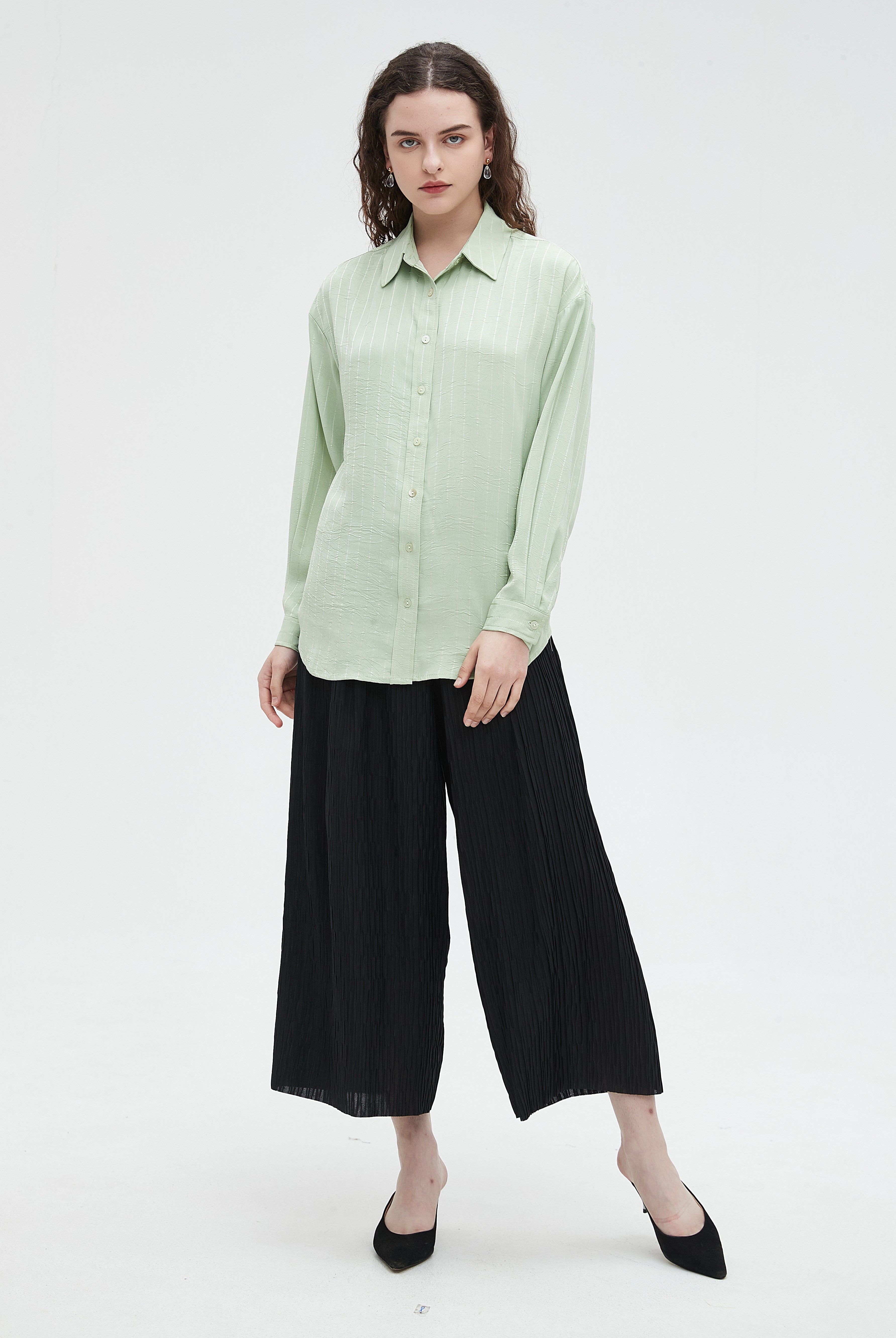 نتشي بلوزة نسائي قصيرة من الامام ساده بياقة وازرار وكم طويل