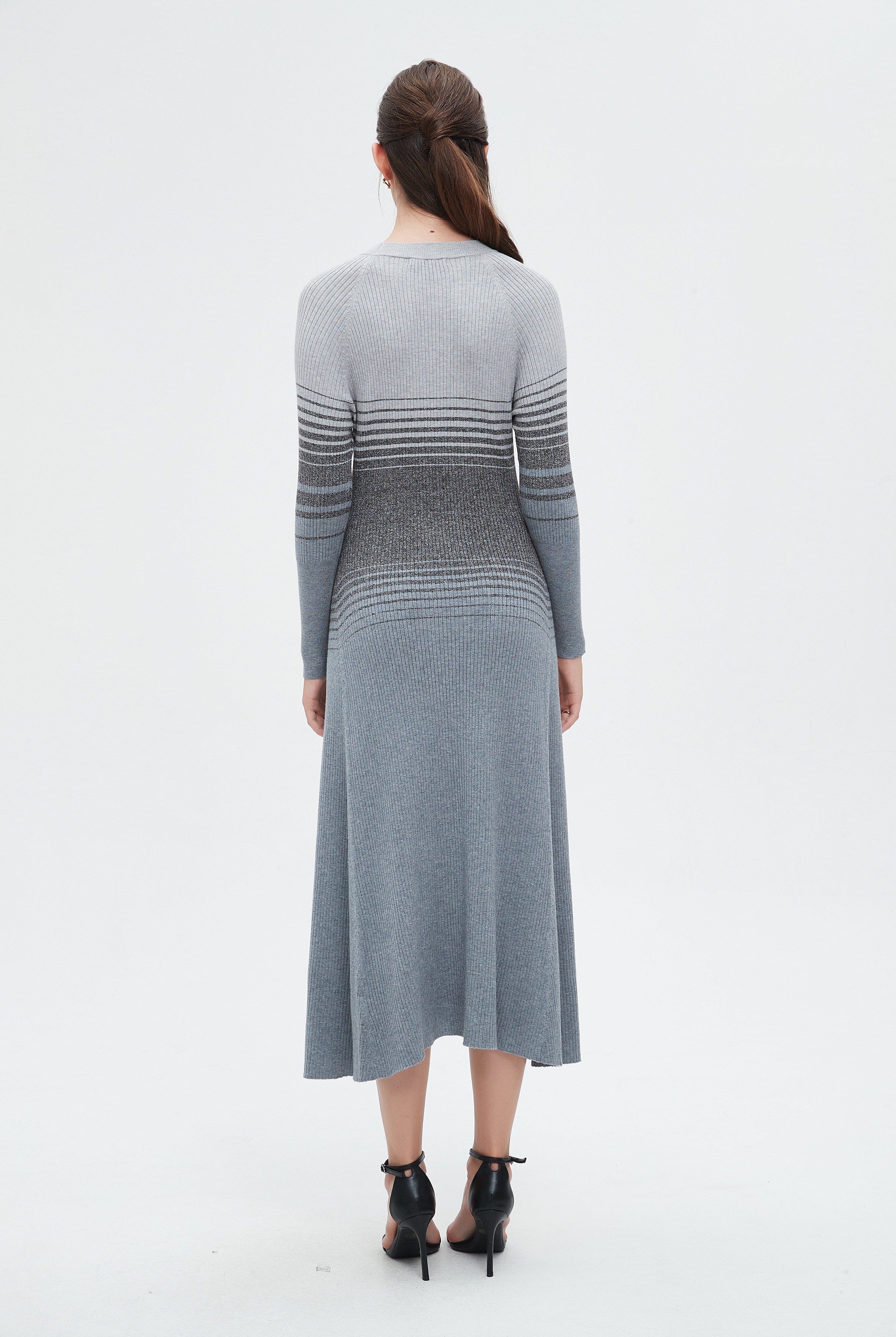 نتشي فستان نسائي ميدي كات برقبه مفتوحه ساده