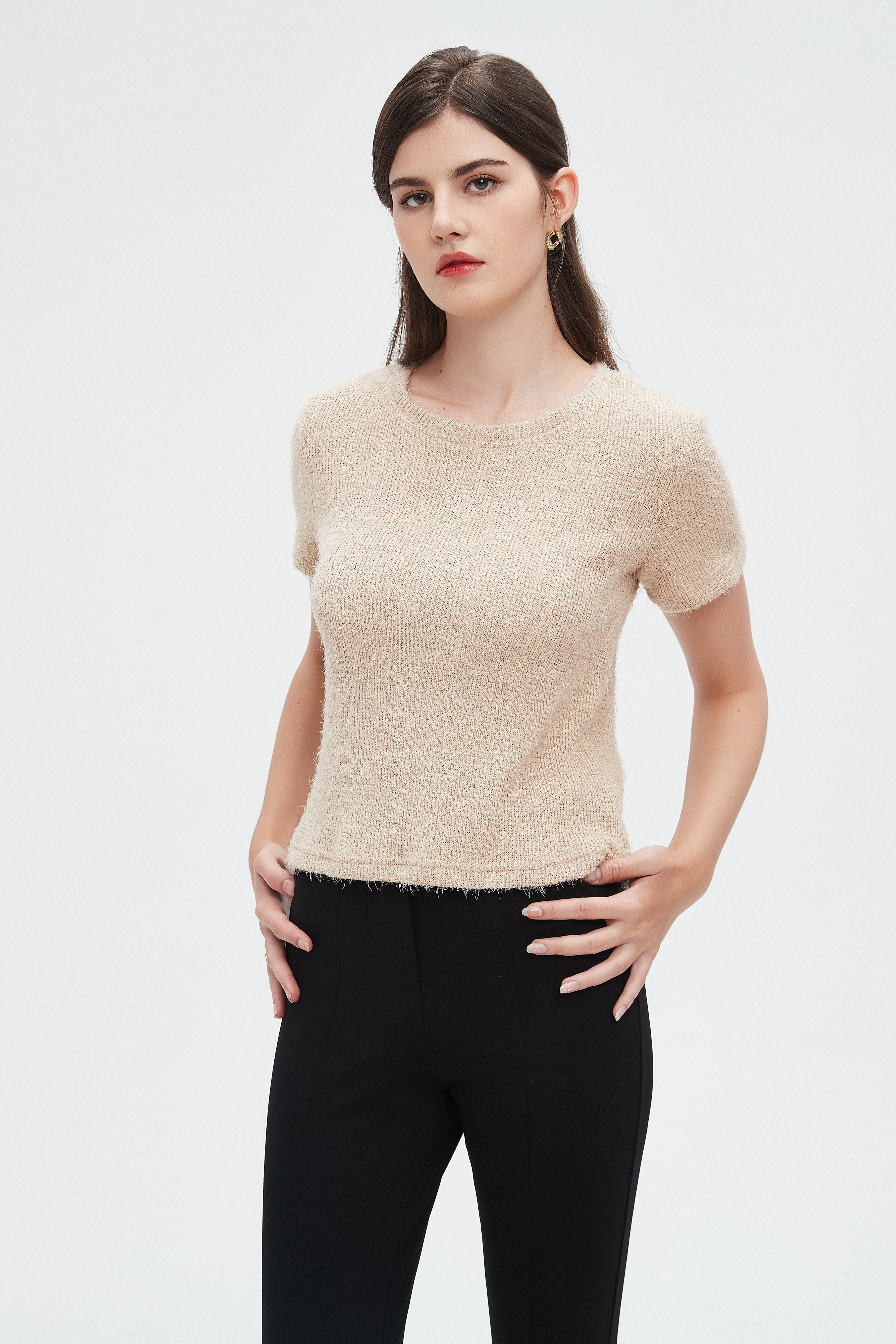 نتشي بلوزة نسائية نص كم سادة برقبة دائرية