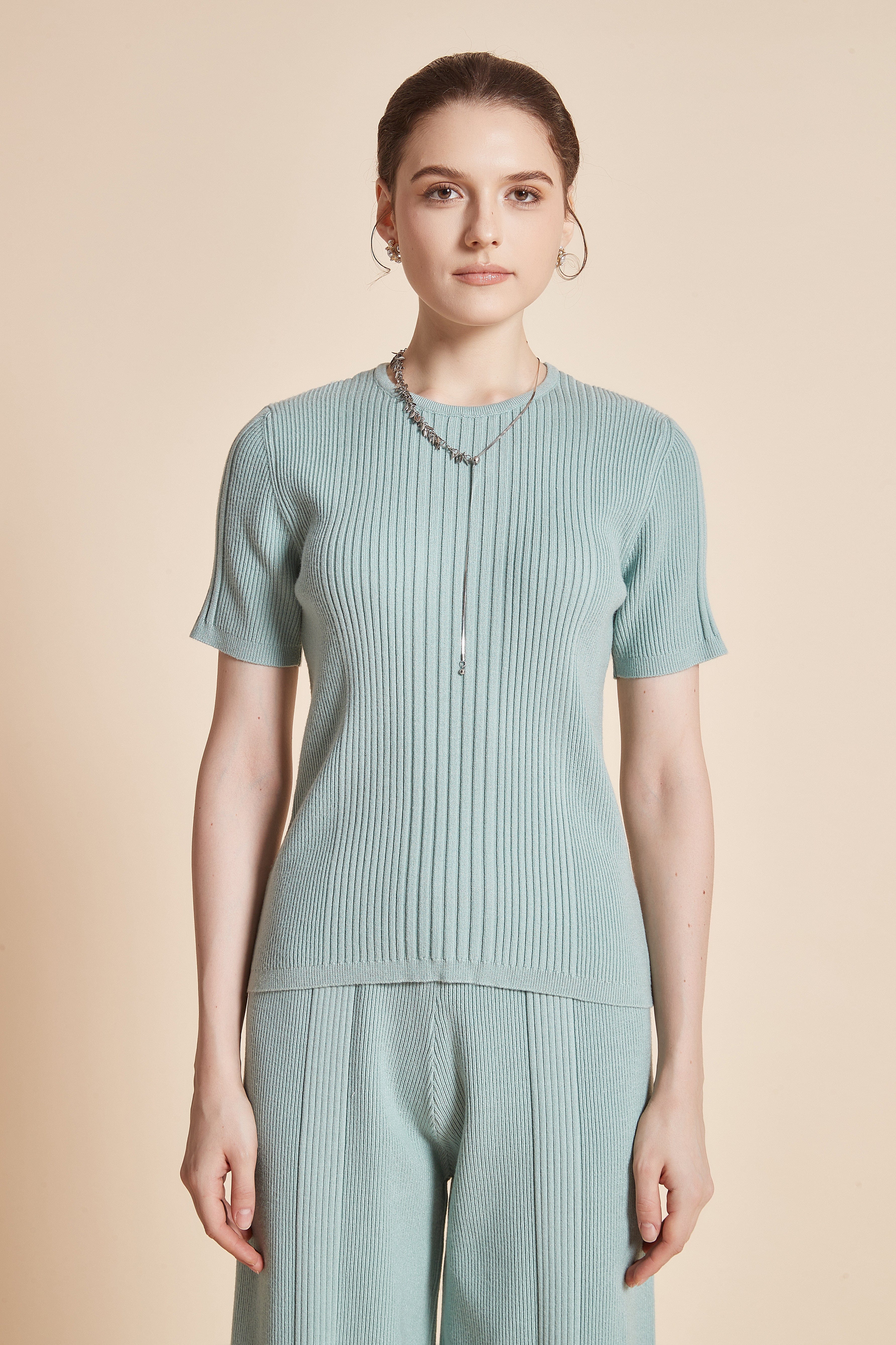 يولا بلوزة نسائية نصف كم برقبة دائرية