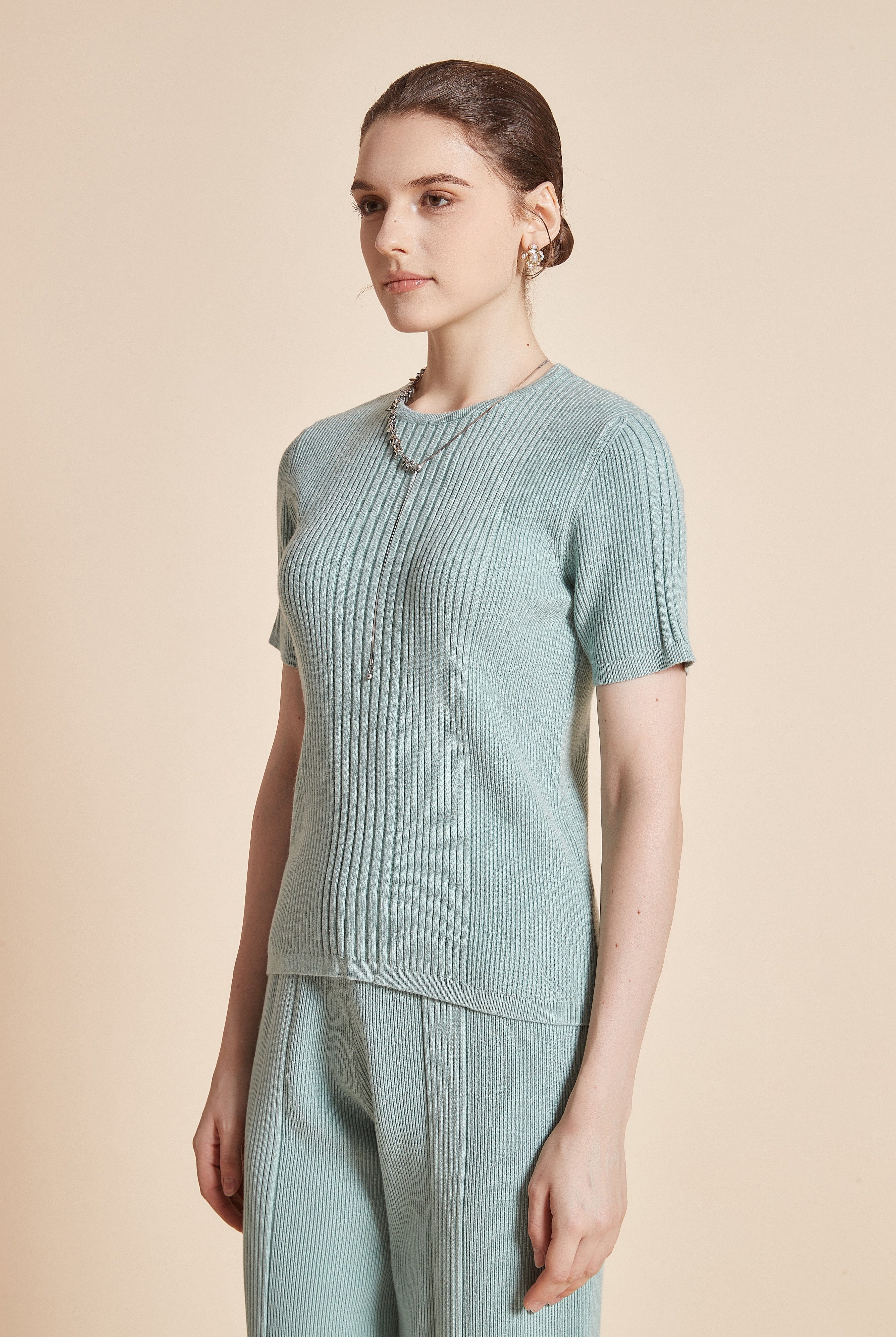 يولا بلوزة نسائية نصف كم برقبة دائرية