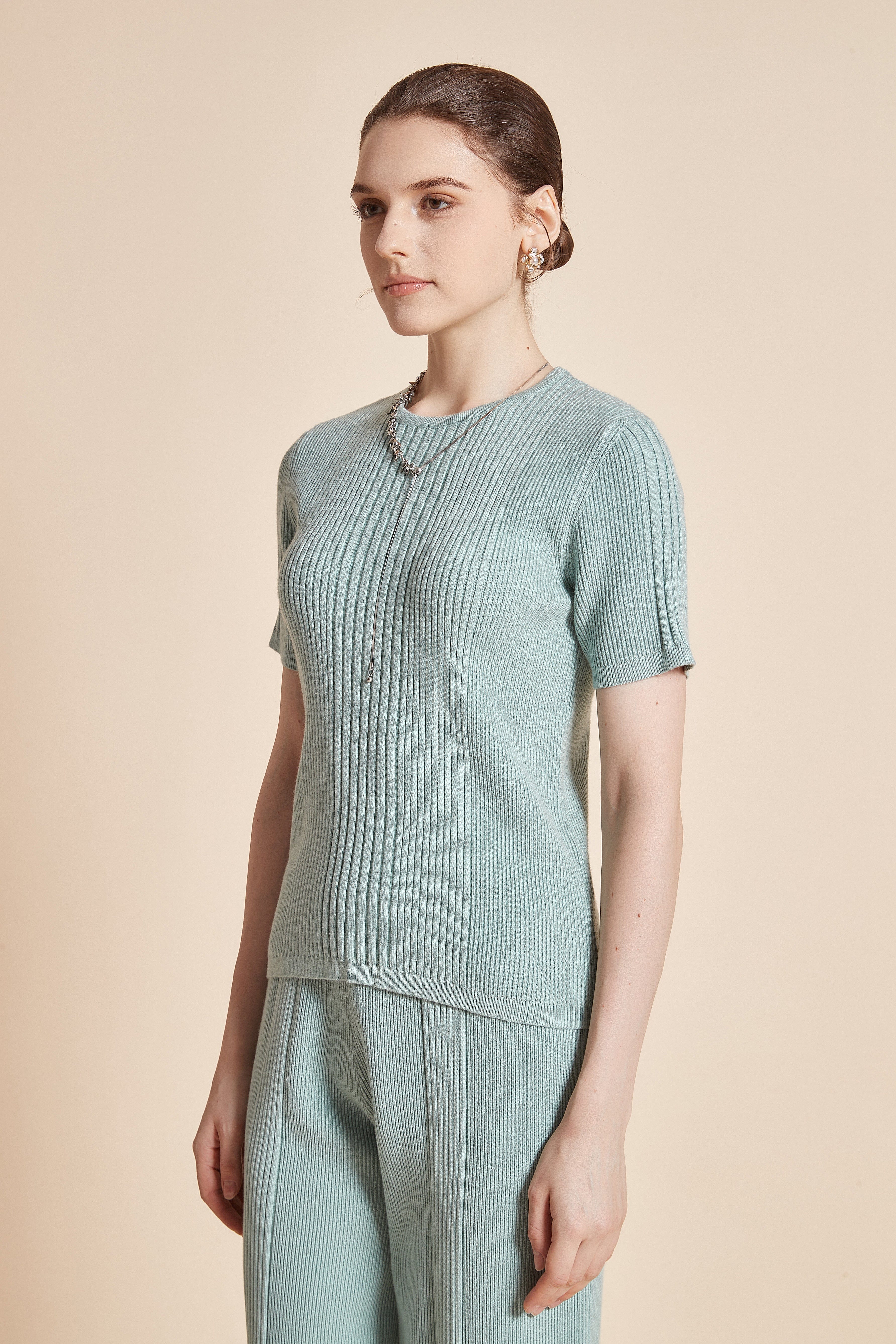 يولا بلوزة نسائية نصف كم برقبة دائرية