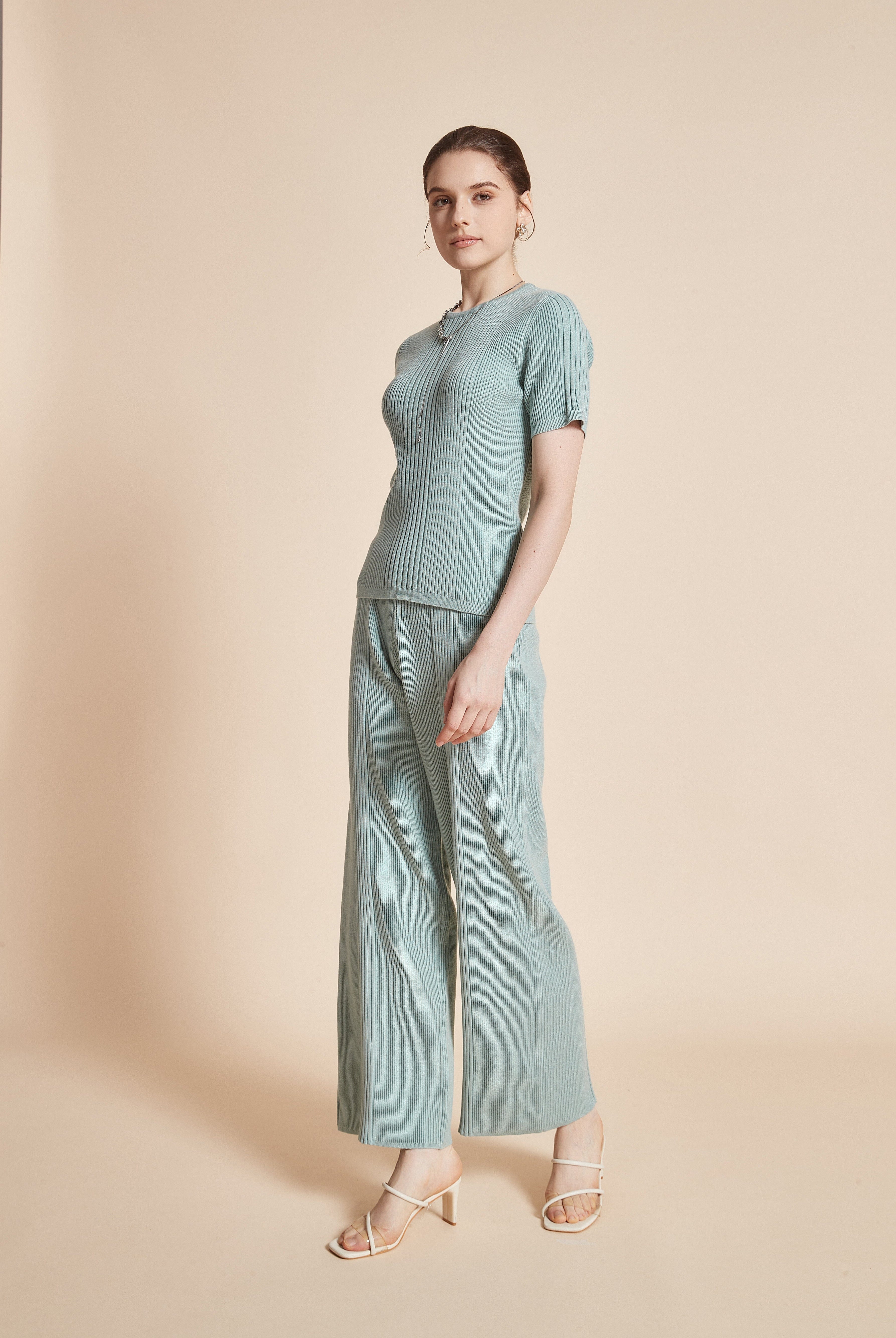 يولا بلوزة نسائية نصف كم برقبة دائرية